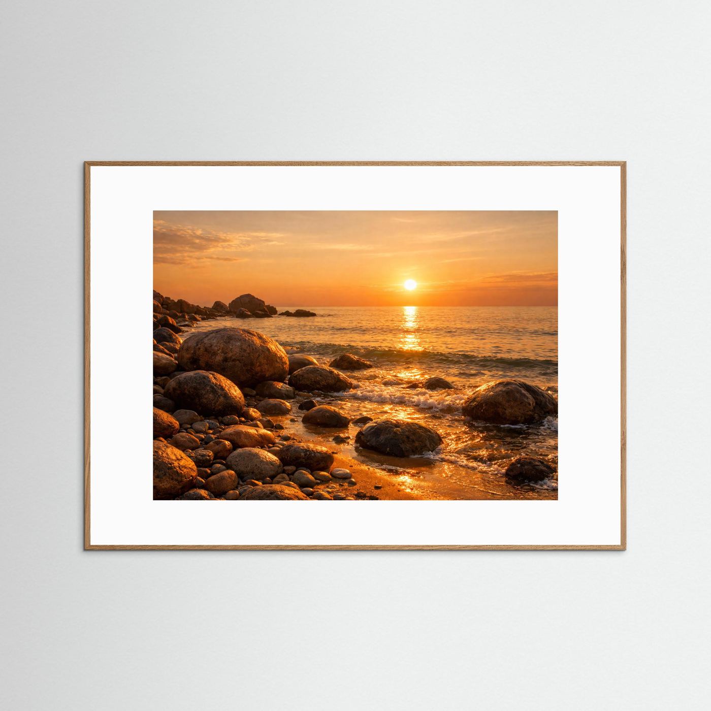 Meerufer-Poster mit goldenen Steinen und Sonnenuntergang, brauner Holzrahmen