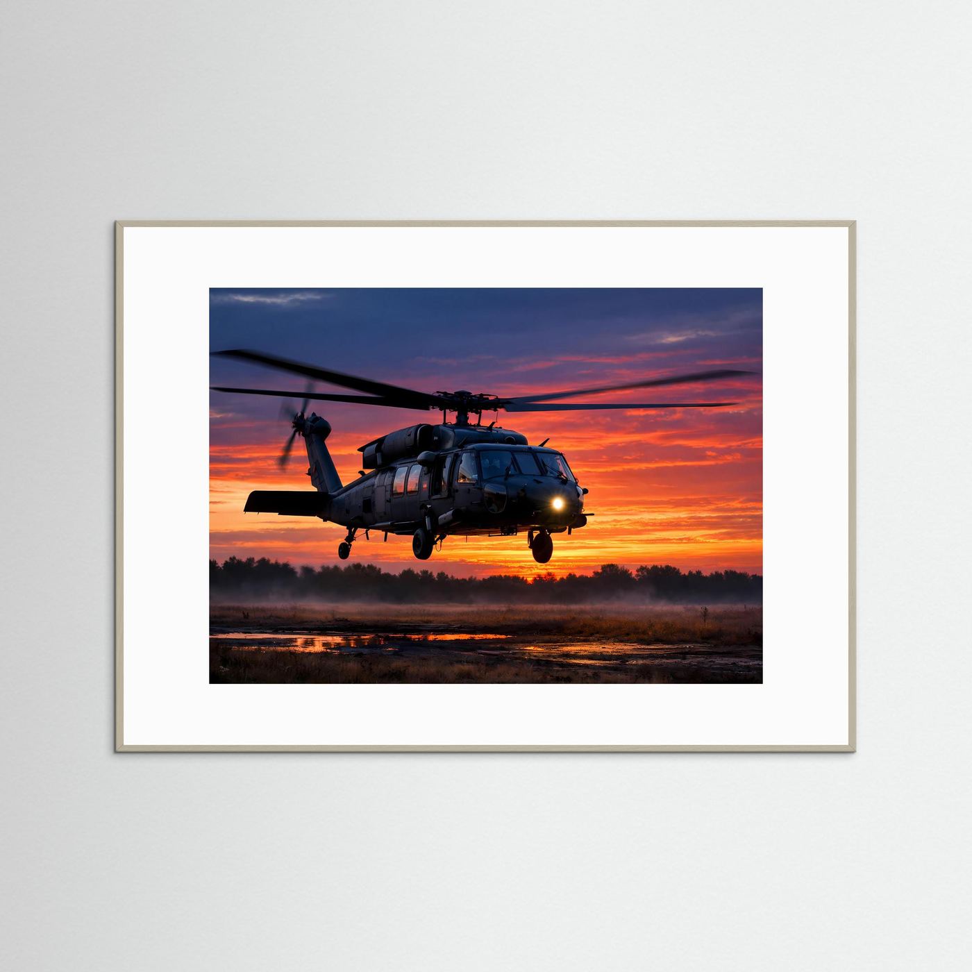 Poster im Querformat mit Militär-Helikopter, heller Holzrahmen, weiße Umrandung
