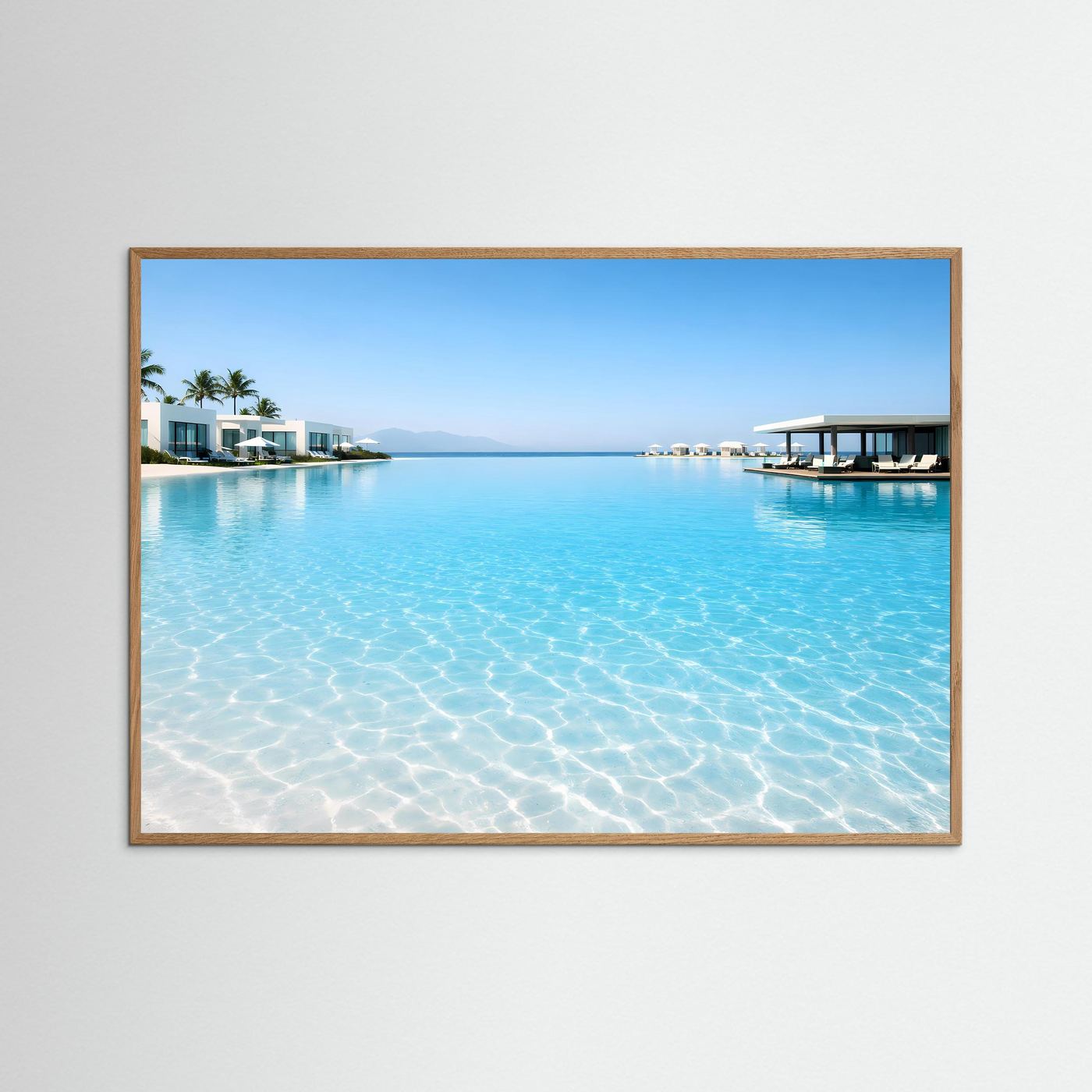 Panorama-Poster mit türkisfarbenem Wasser und Poolsteg, im hellen Holzrahmen