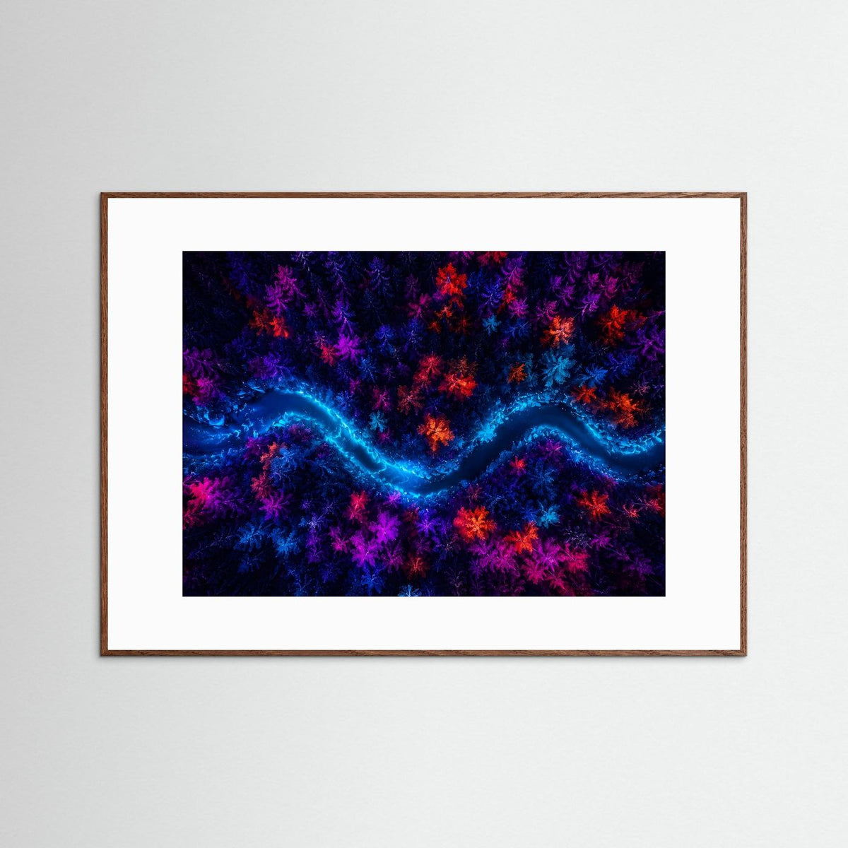 Wandbild mit abstrakter Fantasy-Landschaft und leuchtendem Fluss, dunkler Holzrahmen