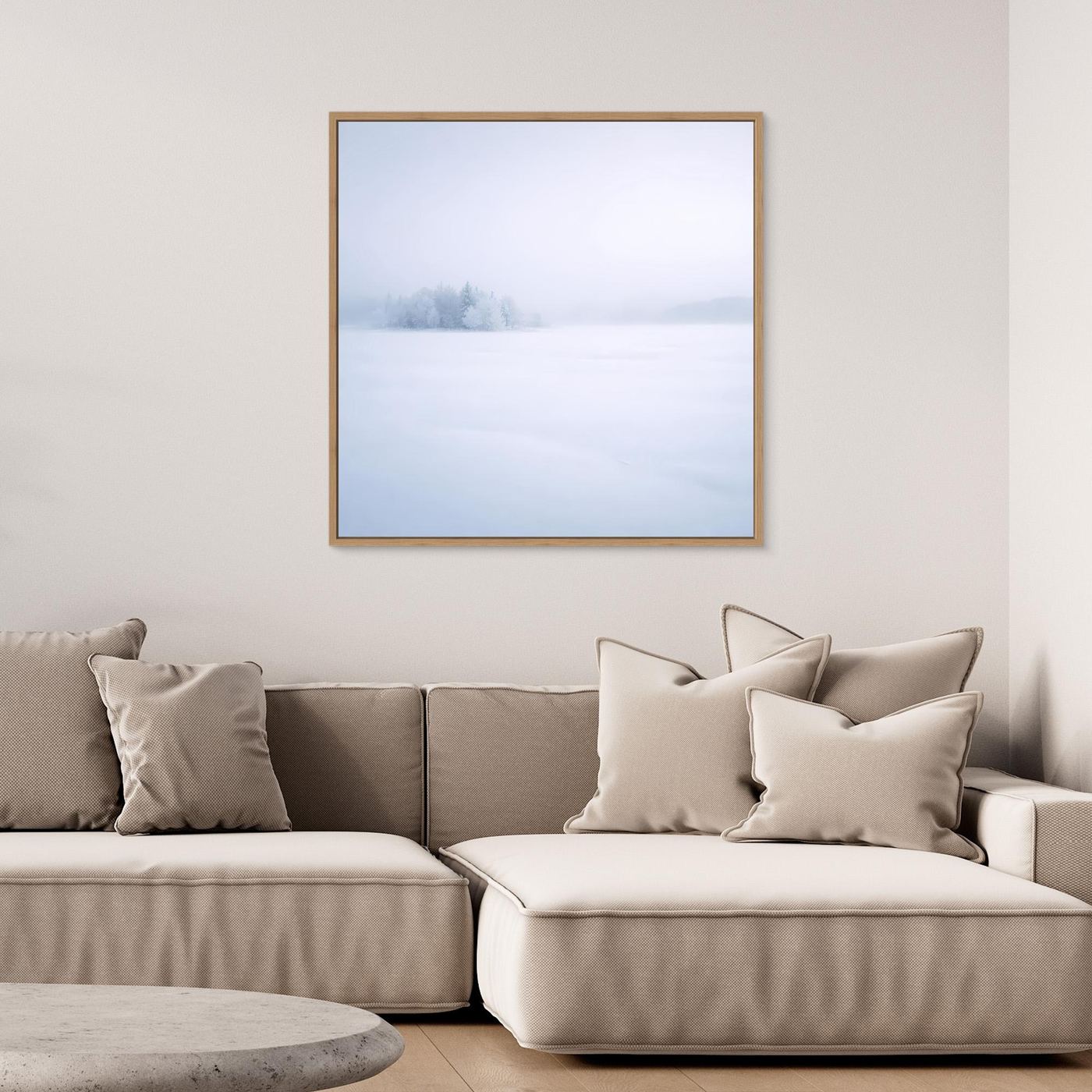 Leinwandbild Wintersee im Nebel mit hellem Holzrahmen, verschneite Landschaft
