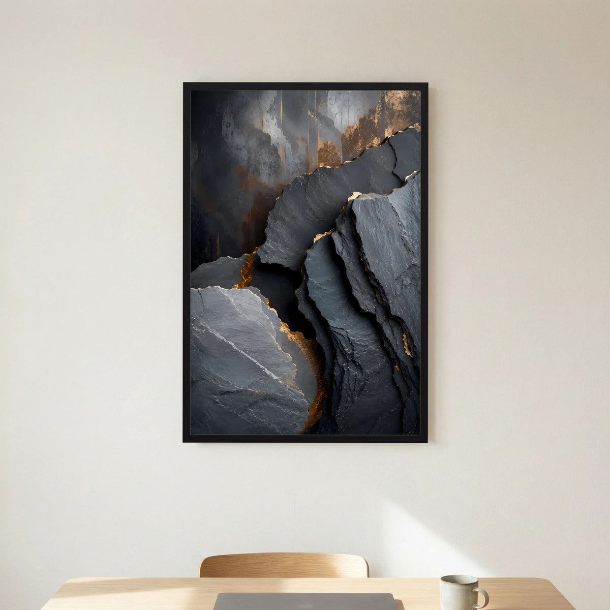 Poster mit schwarzem Rahmen und abstrakter Steinfläche in Schwarz, Grau und Gold