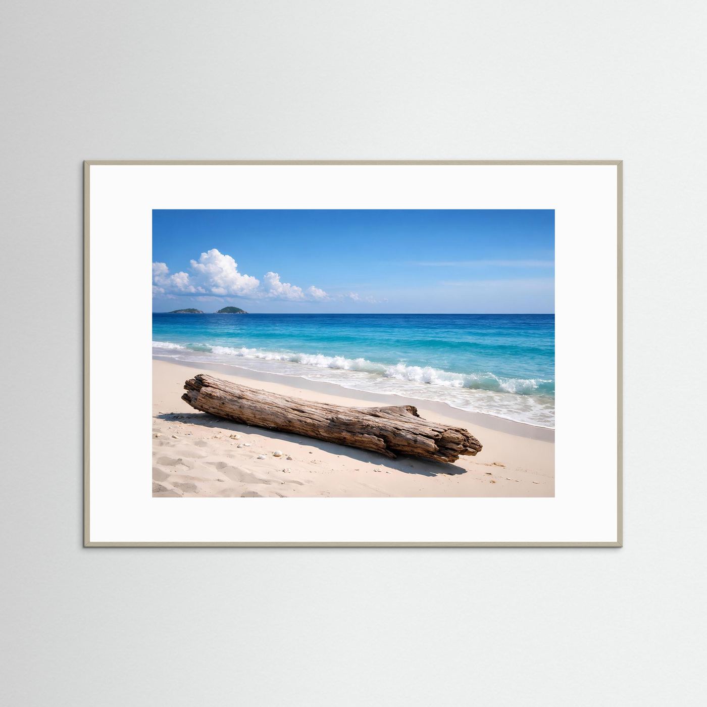 Meer-Naturposter mit Treibholz am Strand, Panorama, weißer Holzrahmen