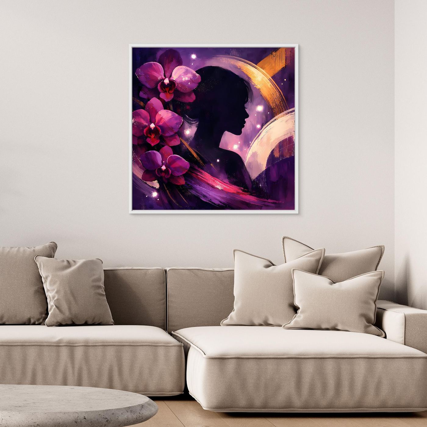 Leinwandbild mit dunklem Rahmen: Silhouette mit violetten Blüten, goldener Halbkreis