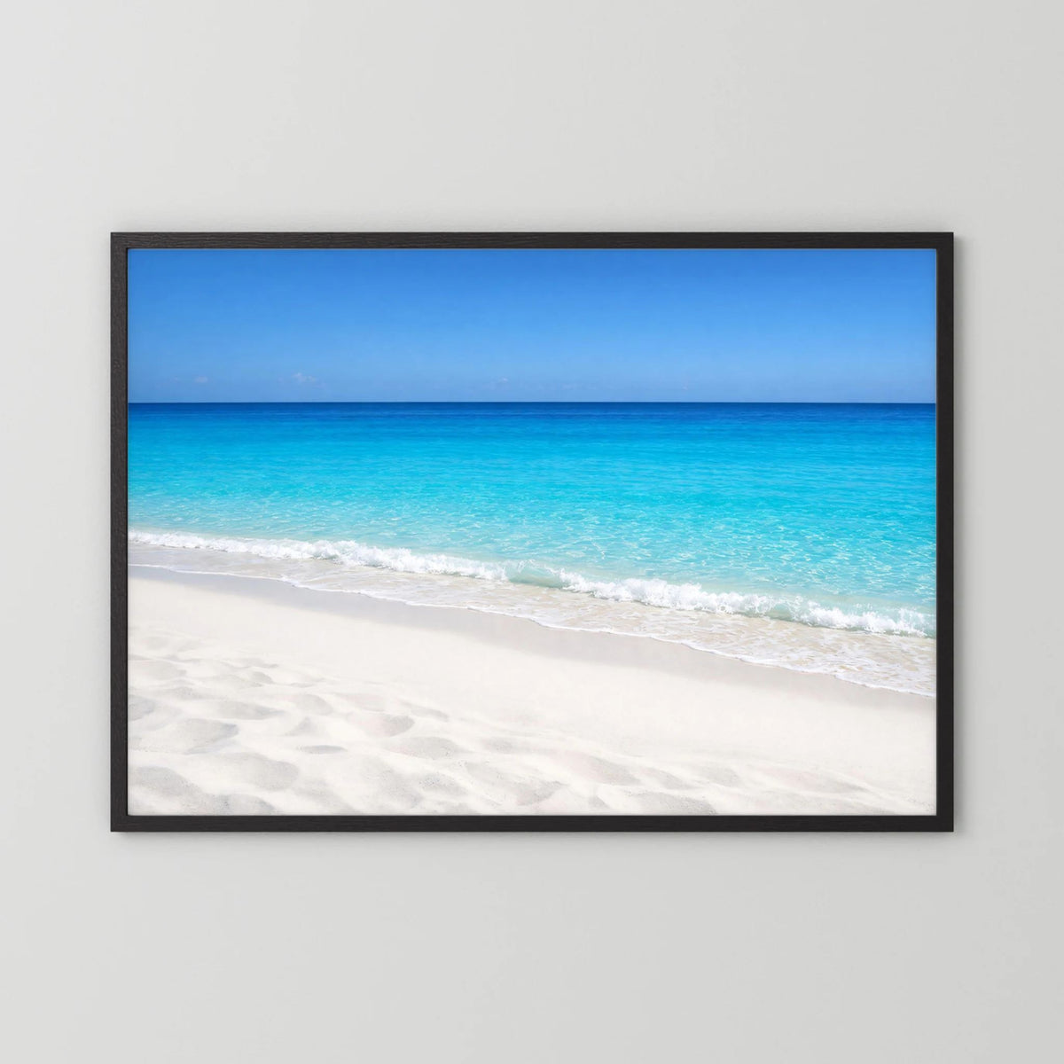 Querformat-Wandbild im schwarzen Rahmen: türkisblaues Meer und Sandstrand