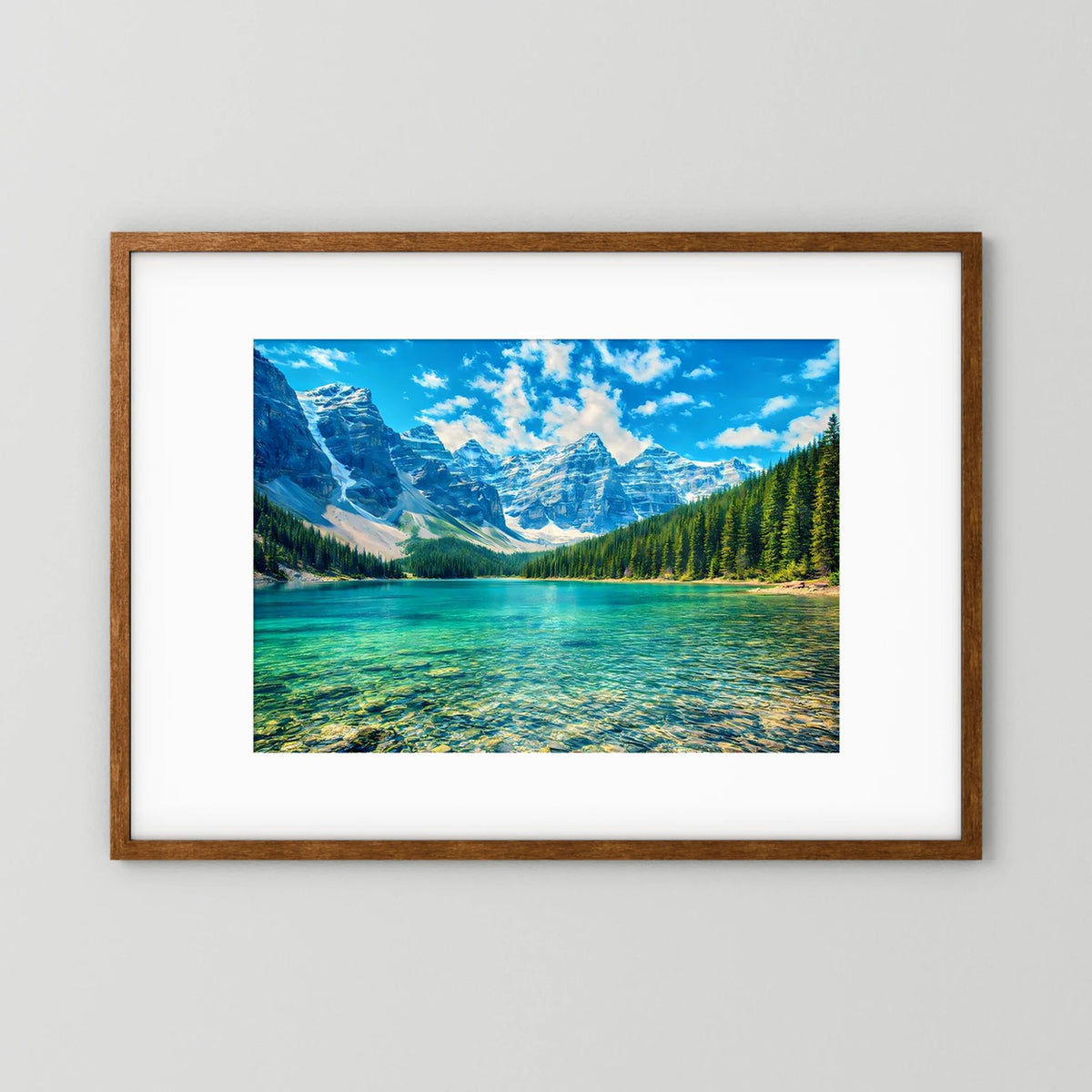 Wandbild im Querformat mit türkisgrünem See und Bergen, brauner Holzrahmen