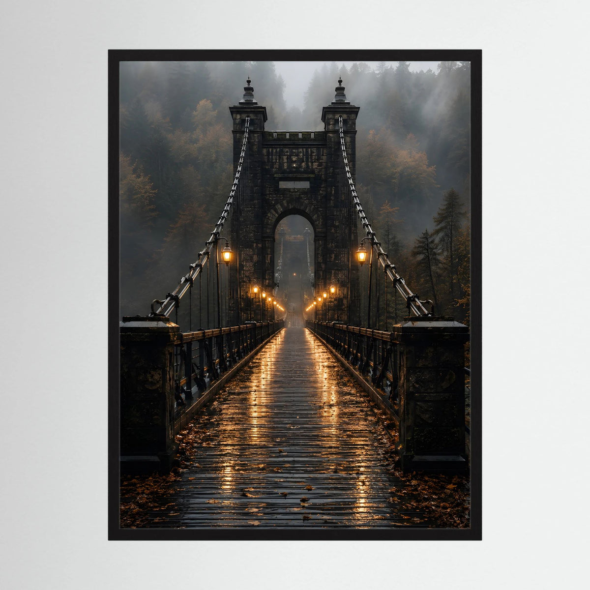 Gerahmtes Hochformat-Poster mit Hängebrücke im Nebelwald und leuchtenden Laternen