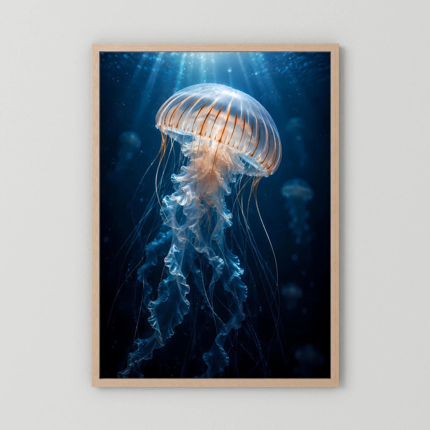Poster mit Qualle im Wasser, blau leuchtend, heller Holzrahmen