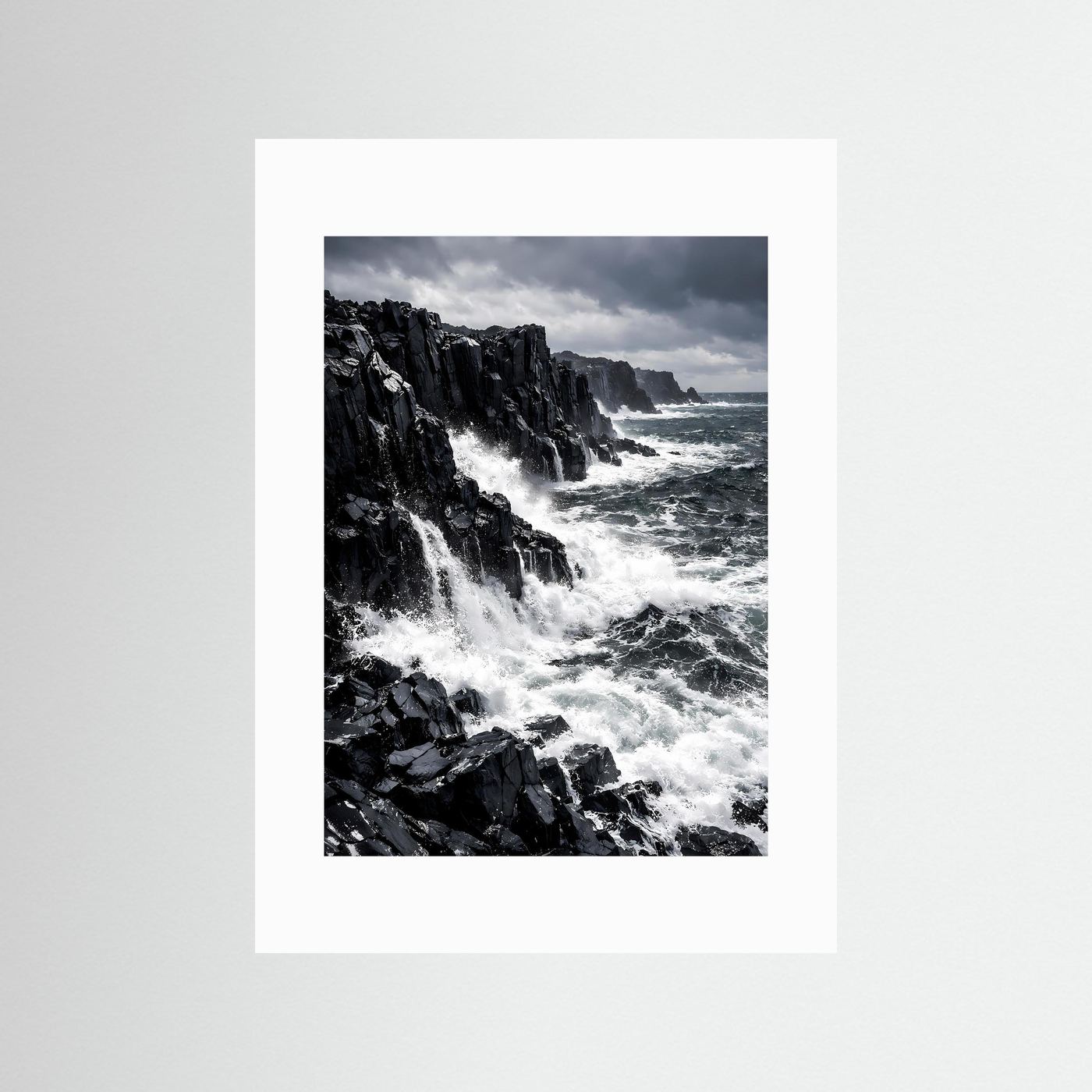 Poster mit weißem Passepartout: schwarze Klippen und weißer Schaum am Meer