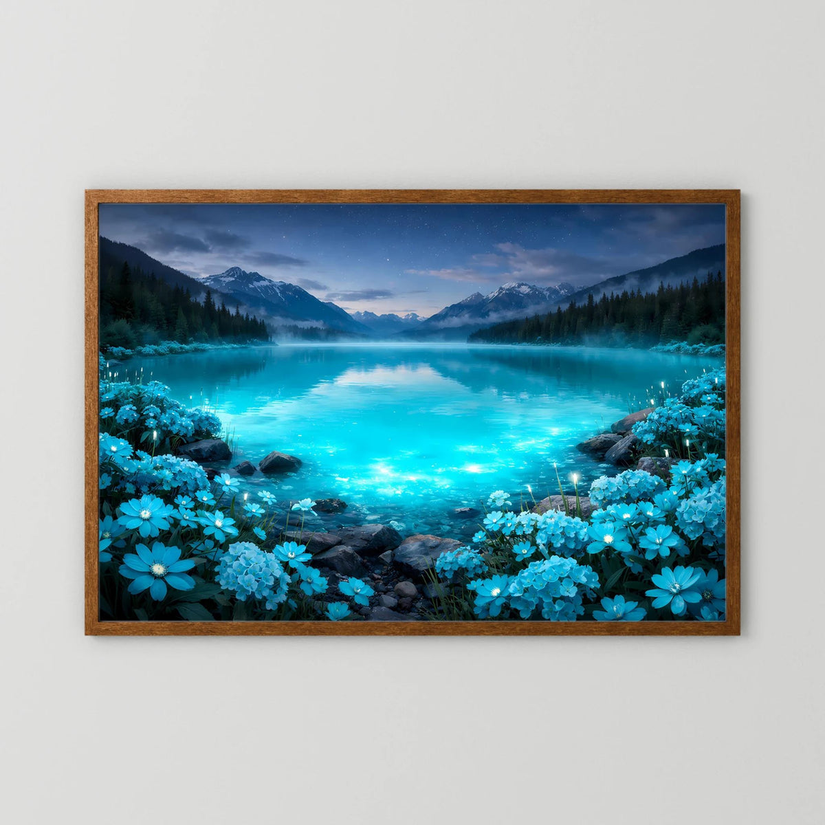 Querformat-Poster im Holzrahmen mit blau leuchtendem Bergsee und blauen Blumen