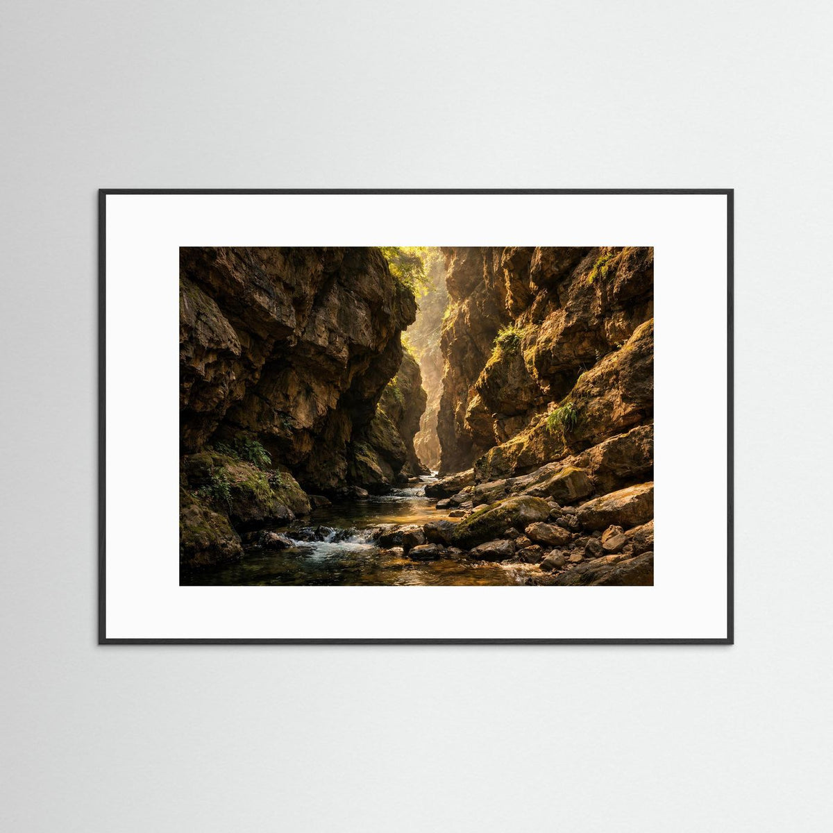 Schlucht-Poster im Querformat: Fluss zwischen Felsen, goldenes Licht, weißer Rand, schwarzer Rahmen.