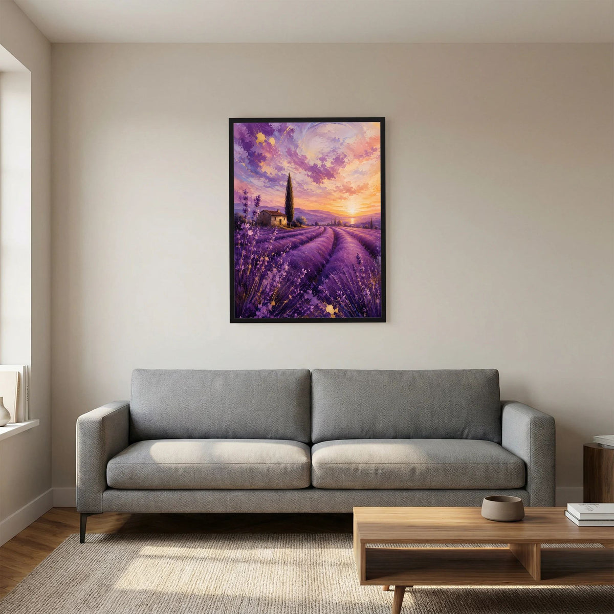 Hochformat-Poster mit Lavendelfeld bei Sonnenuntergang im dunklen Rahmen über grauem Sofa