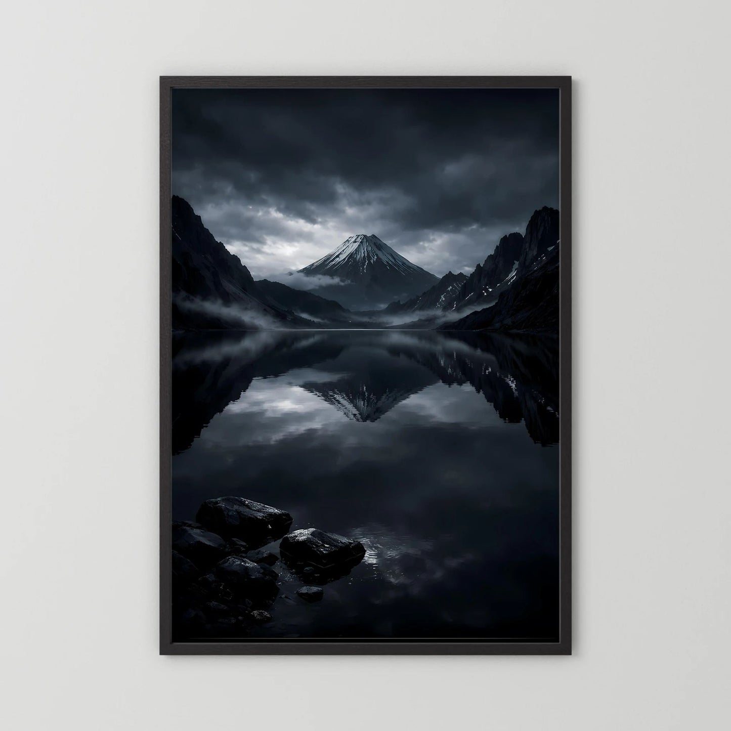 Wandbild mit Bergsee-Spiegelung, dunklem Gebirge, schwarzer Rahmen