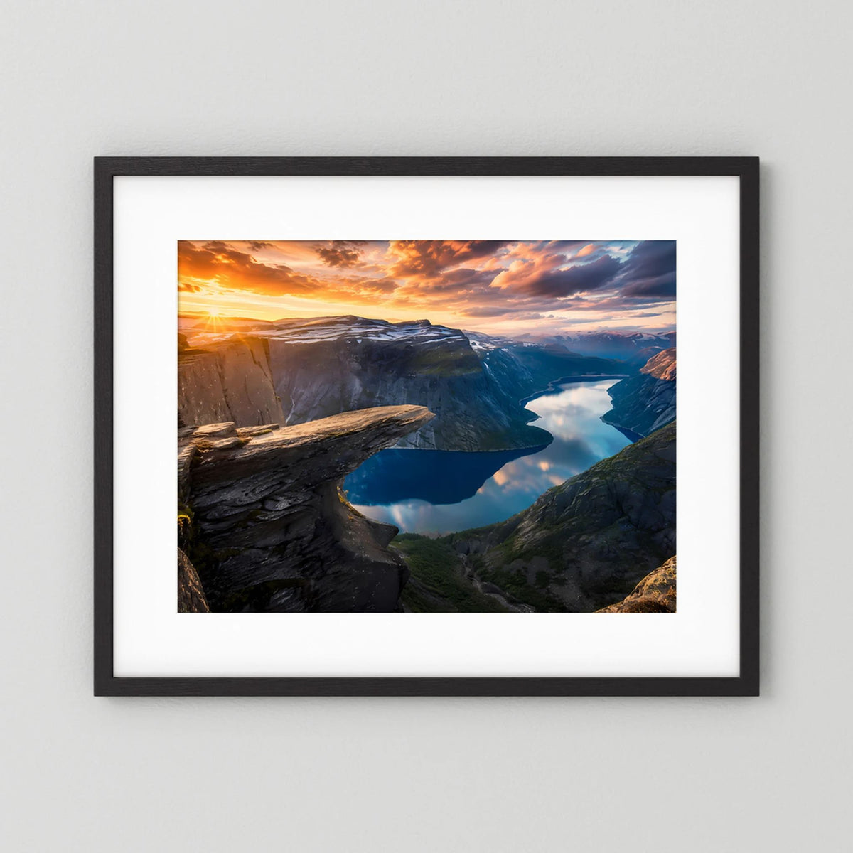 Querformat Poster mit Fjord- und Felsenlandschaft im schwarzen Holzrahmen.
