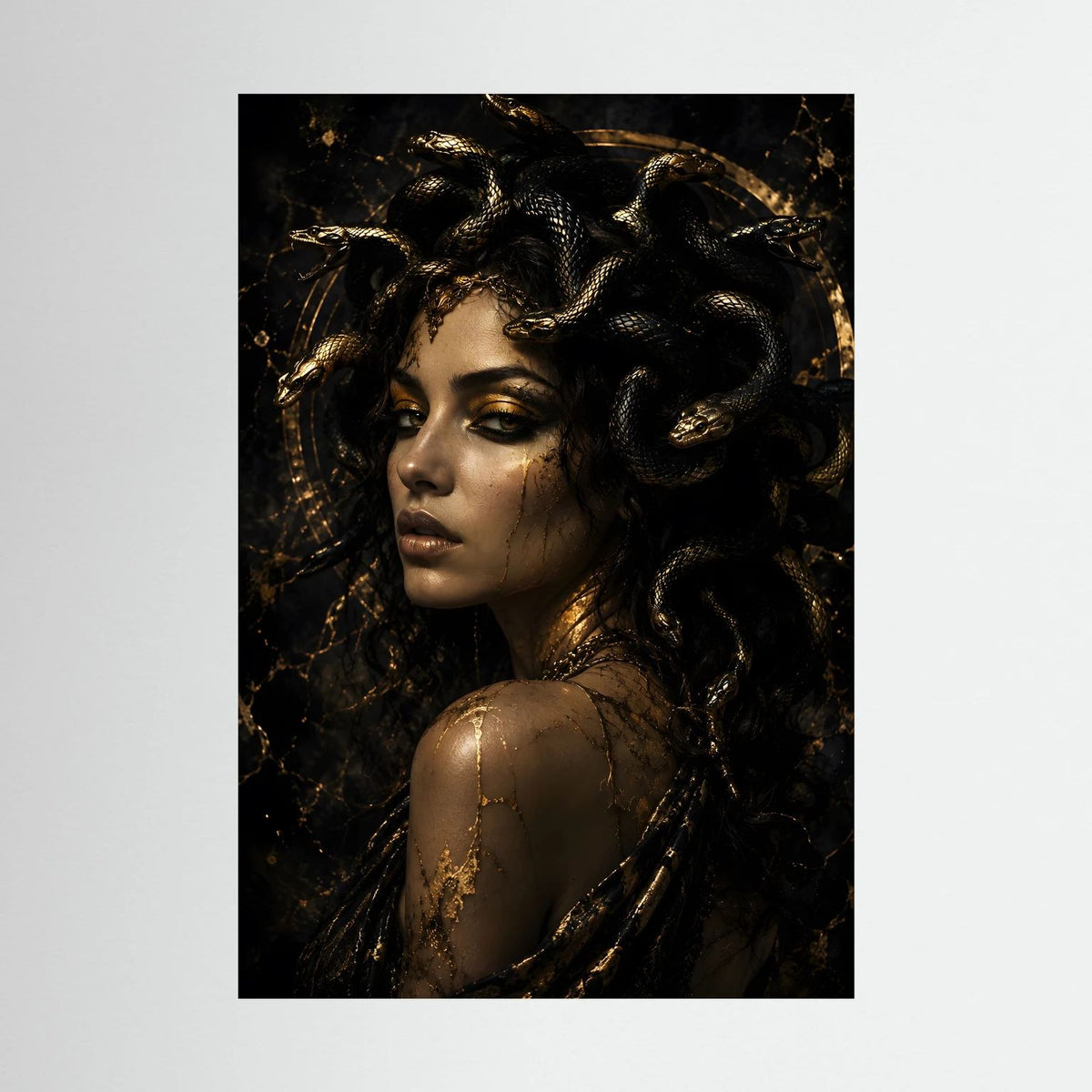 Medusa-Poster, Nahansicht von Gesicht und goldenen Schlangen in Schwarz-Gold