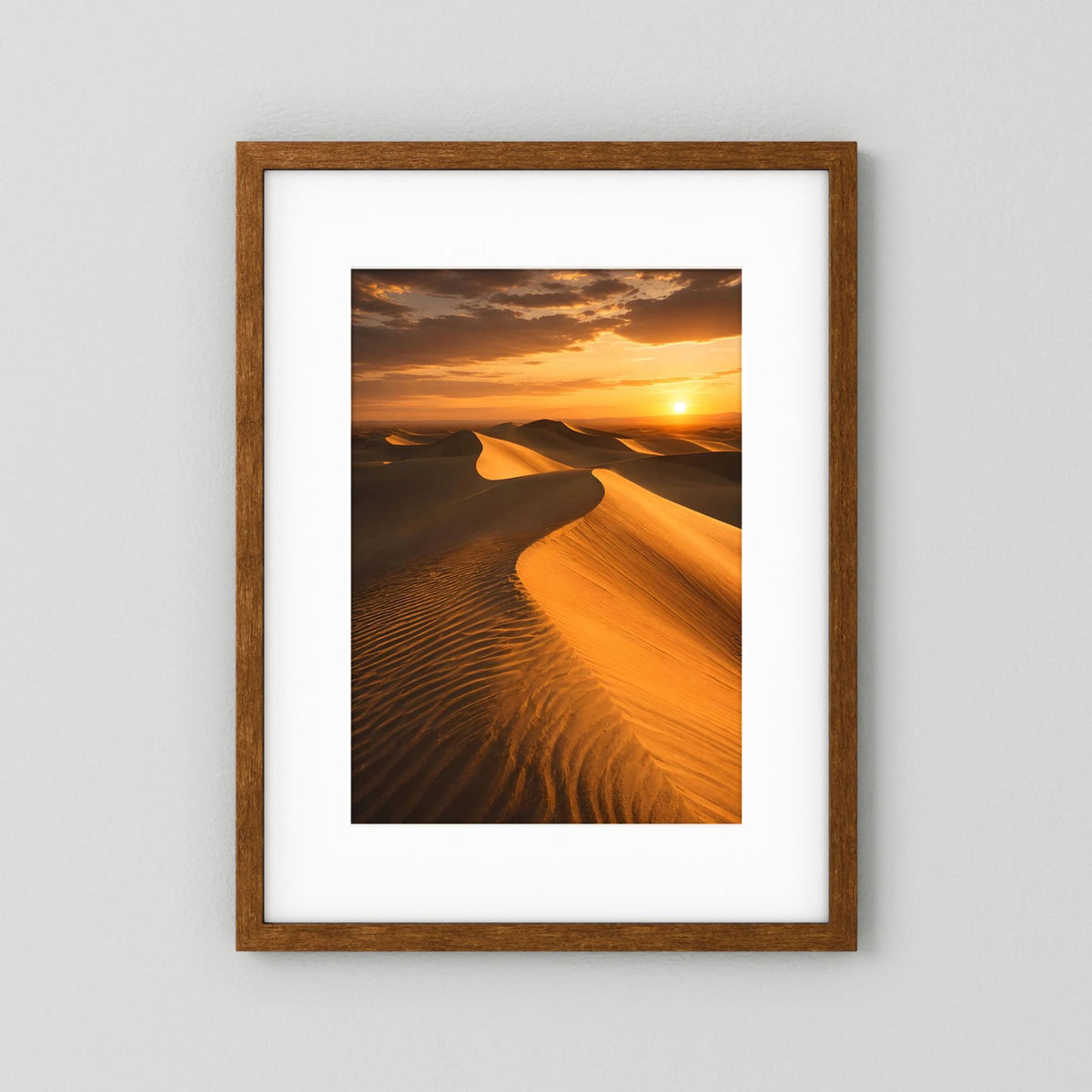 Poster mit Sanddünen und Orange-Sonnenuntergang, dunkler Holzrahmen mit weißem Rand