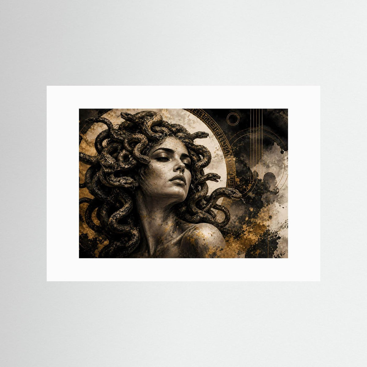 Wandkunst mit Medusa-Porträt: Frauengesicht mit Schlangenhaaren, Golddetails auf dunklem Grund, weißes Passepartout