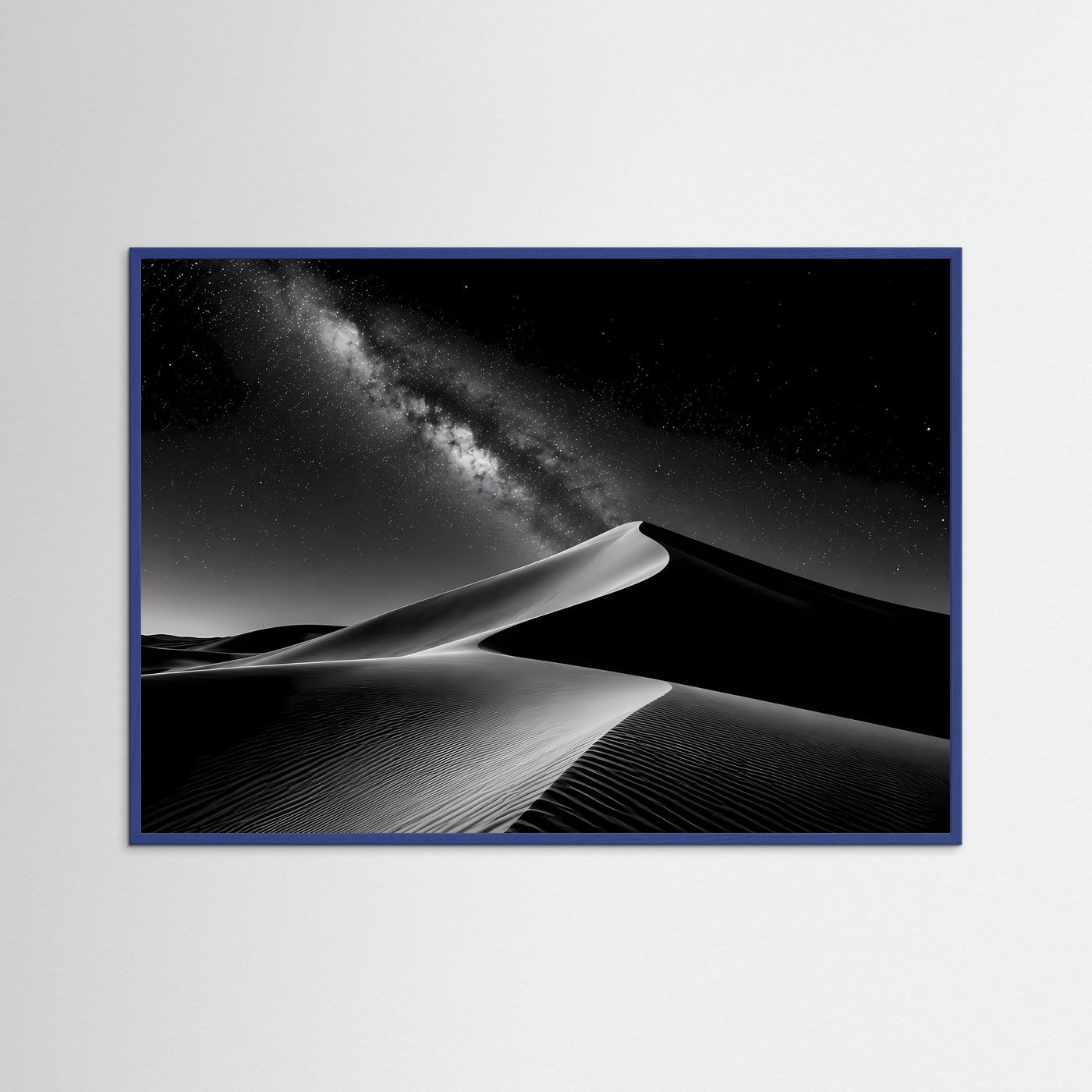 Poster querformat im blauem Holzrahmen: Schwarzweiß-Sanddünen und Milchstraße am Nachthimmel