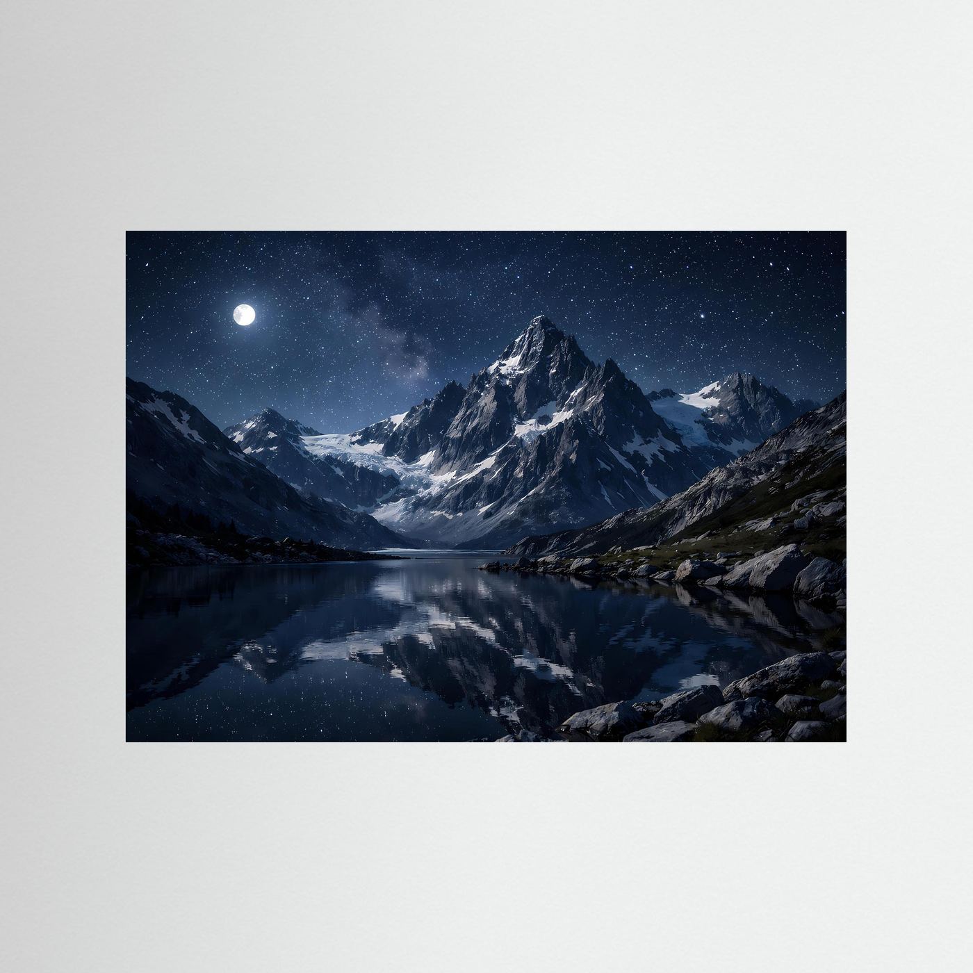 Querformat-Poster mit Bergsee bei Mondlicht und Sternenhimmel, ohne sichtbaren Rahmen