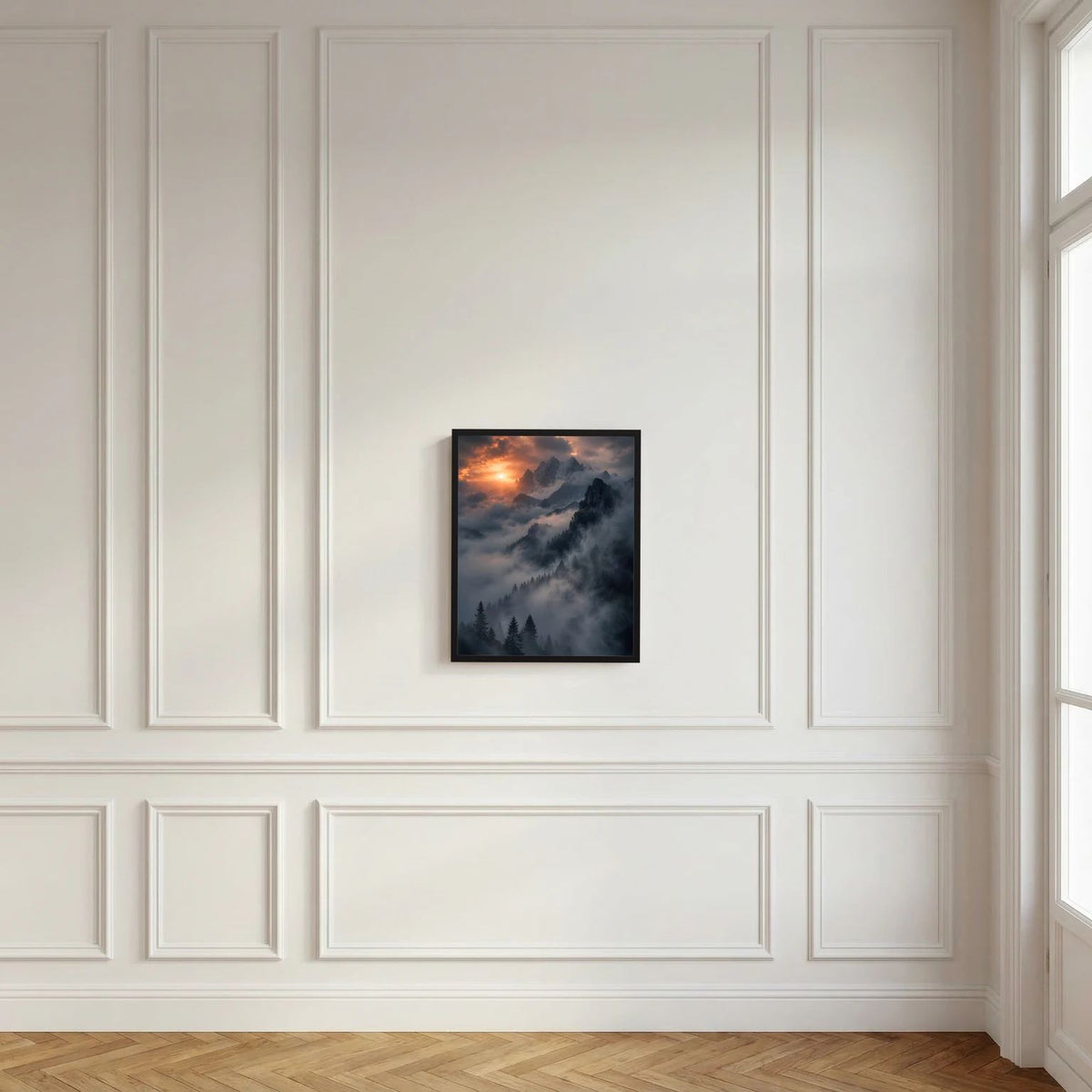 Wandposter im schwarzen Rahmen mit Berglandschaft im Nebel und Sonnenaufgang