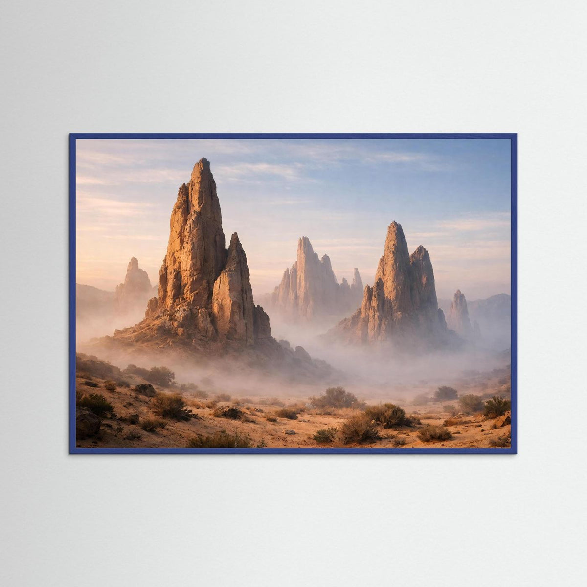 Berglandschafts-Poster mit Felsnadeln im Nebel, blaue Umrandung, Querformat