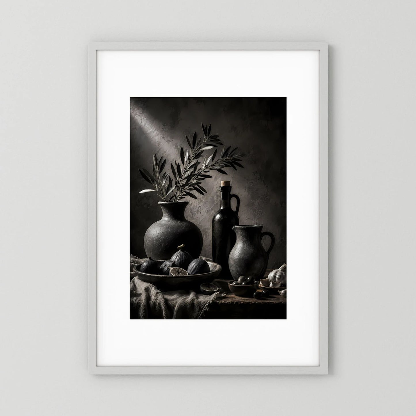 Poster mit Schwarzweiß-Stillleben: Vasen, Flaschen und Olivenzweig auf dunkler Schale.