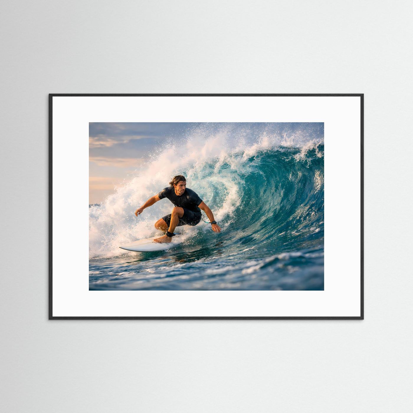 Surfer-Poster im Querformat mit schwarzem Rahmen und Surfer in der grünen Welle