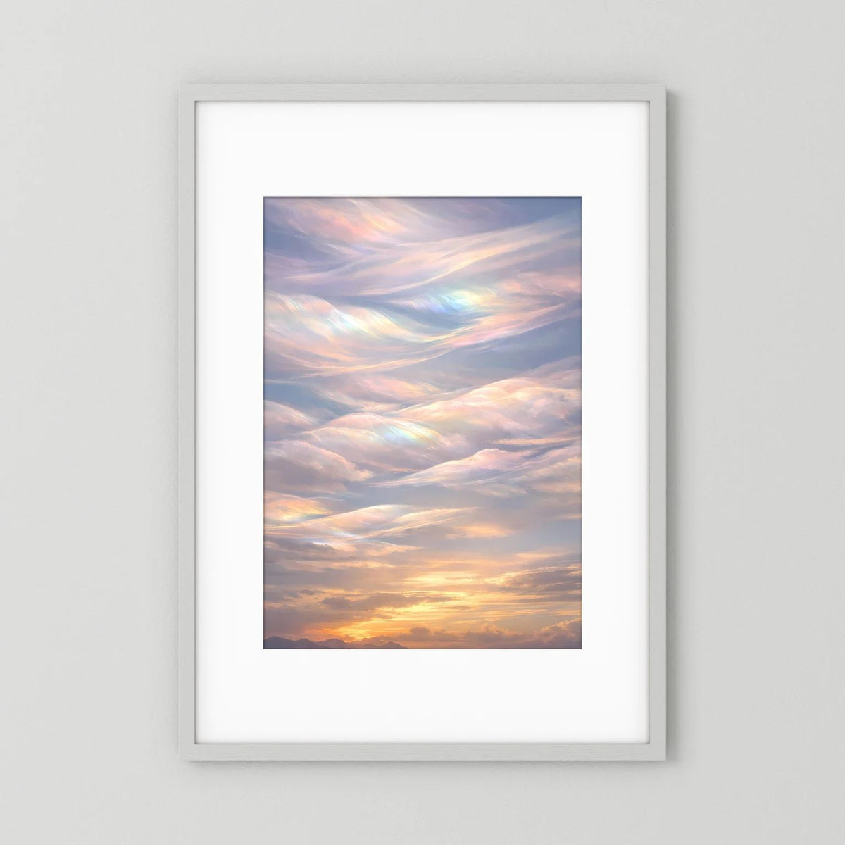 Hochformatiges Poster mit Pastellhimmel und schimmernden Wolken, weißer Rahmen