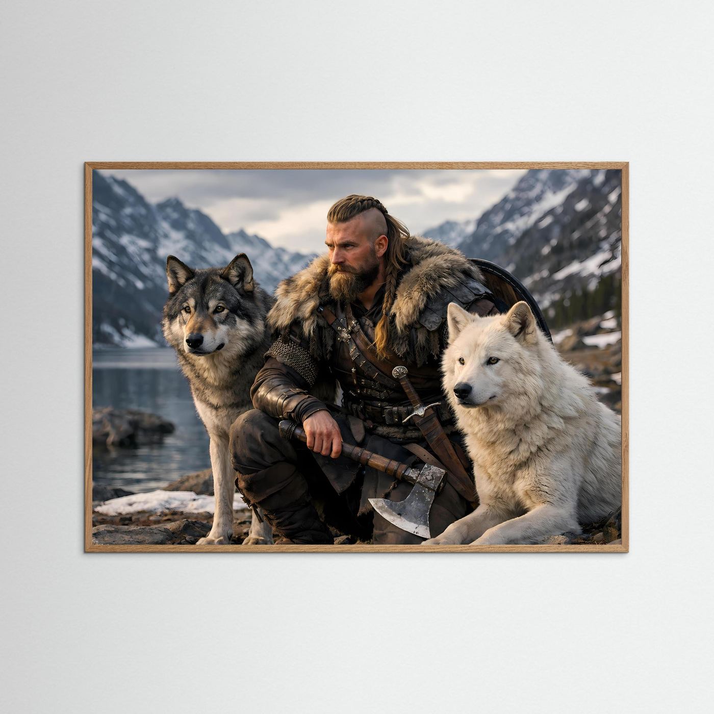 Querformat-Poster mit Wikingerkrieger und zwei Wölfen, brauner Holzrahmen