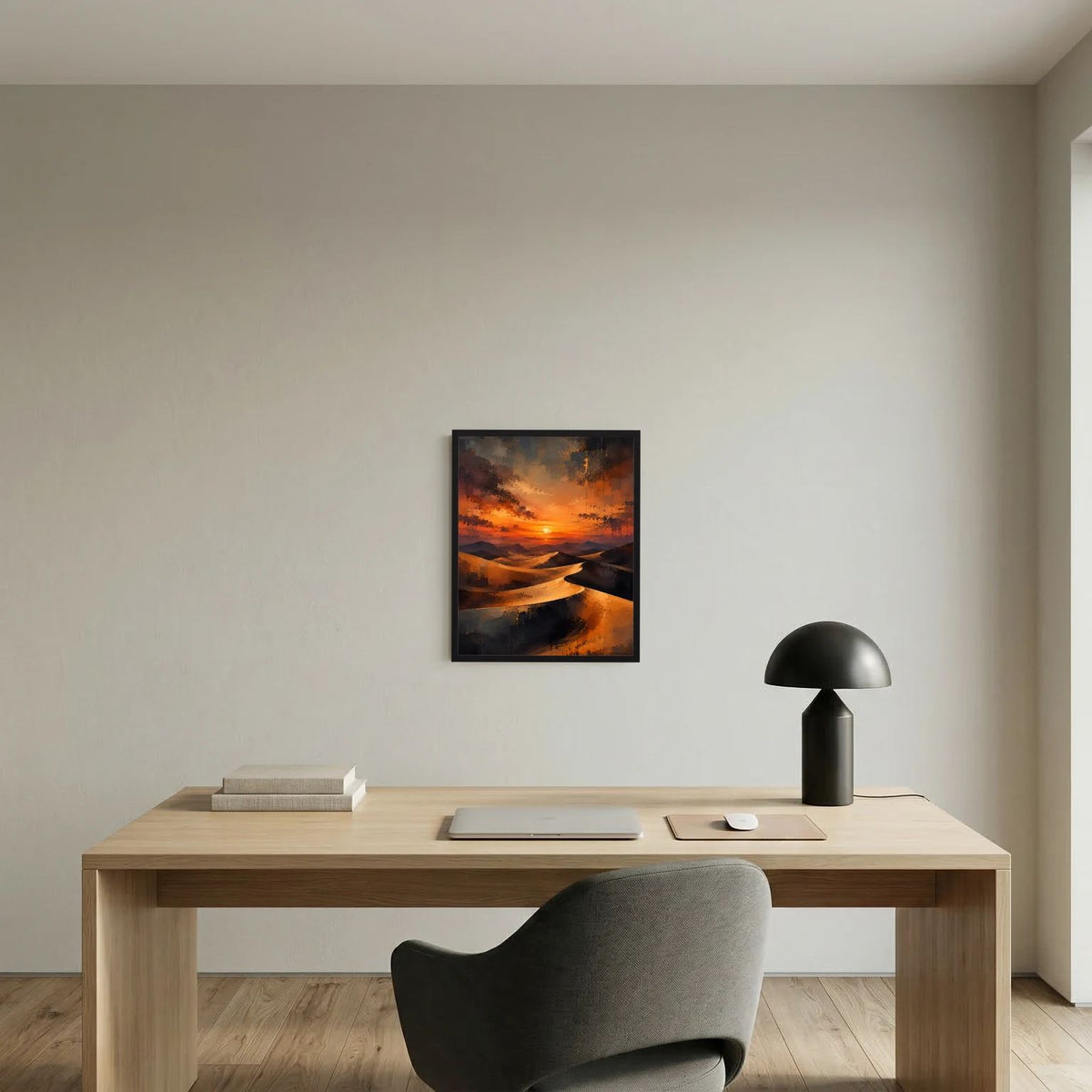 Gerahmtes Wüstenposter im Hochformat mit abstrakten Sanddünen und Sonnenuntergang
