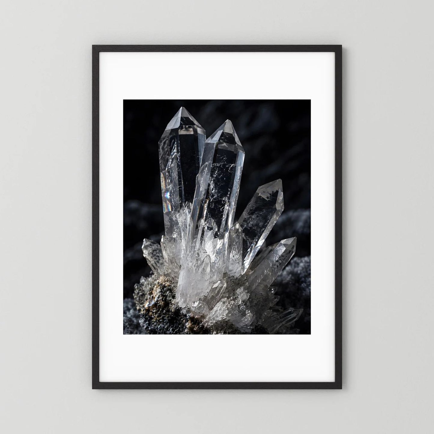 Mineralien-Wandbild im schwarzen Rahmen mit weißem Rand, klarer Quarzkristall auf dunklem Gestein