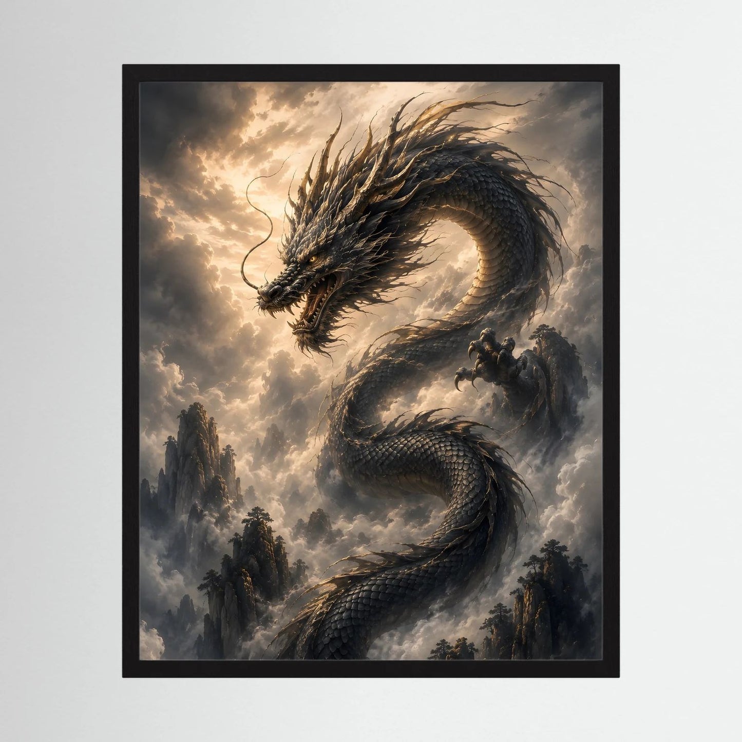 Wandbild mit schwarzem asiatischem Drachen über Wolkenbergen im schwarzen Rahmen