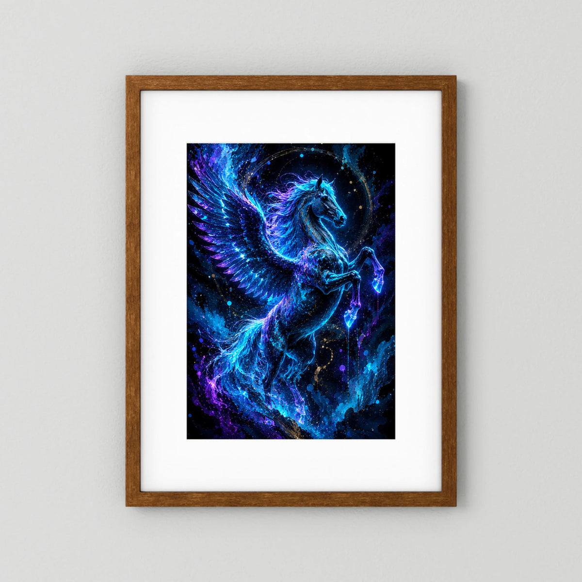 Hochformatiges Pegasus-Poster im braunen Holzrahmen mit blauem, leuchtendem Pferd