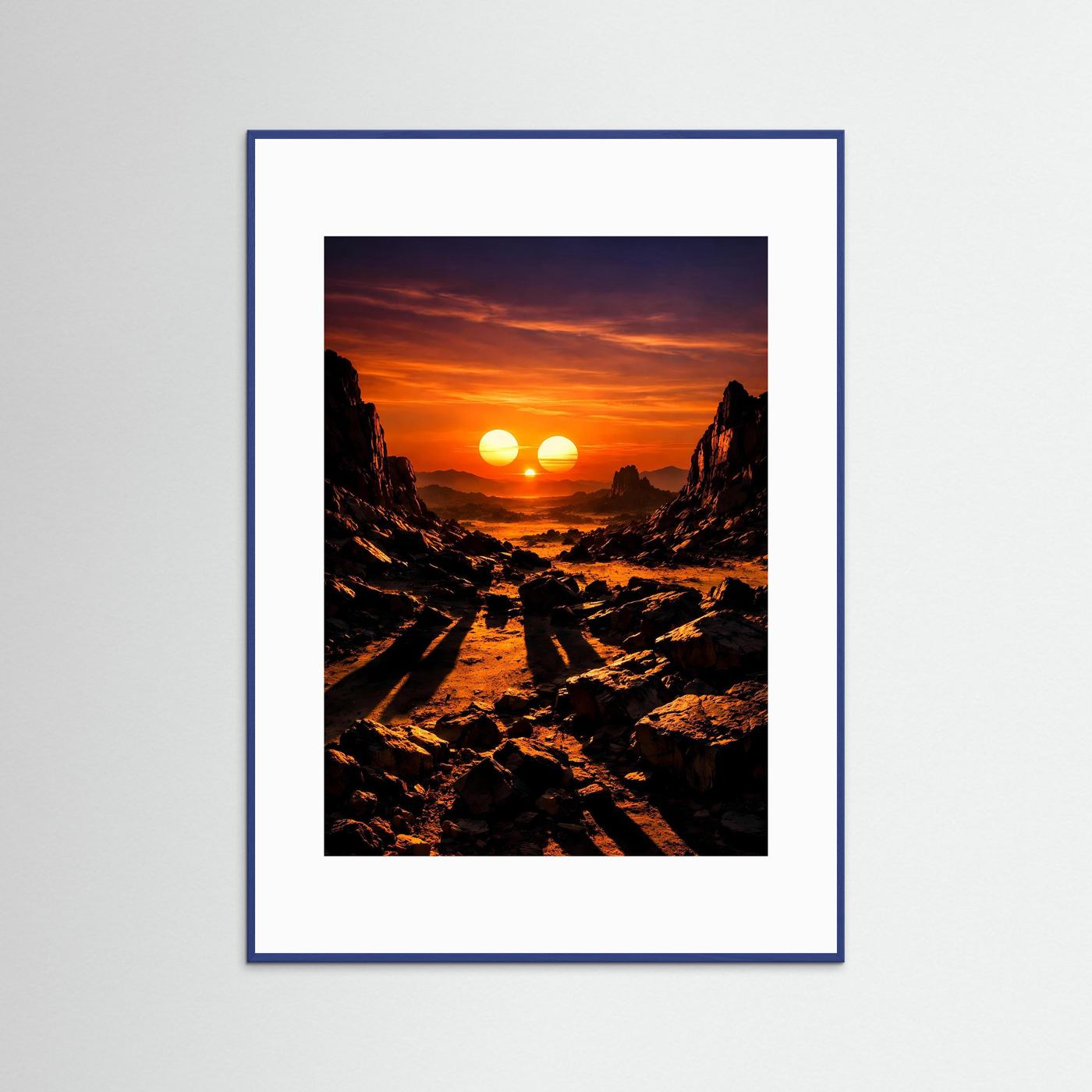 Wandposter mit drei Sonnen und Felsenpfad im Sonnenuntergang, blauer Rahmen