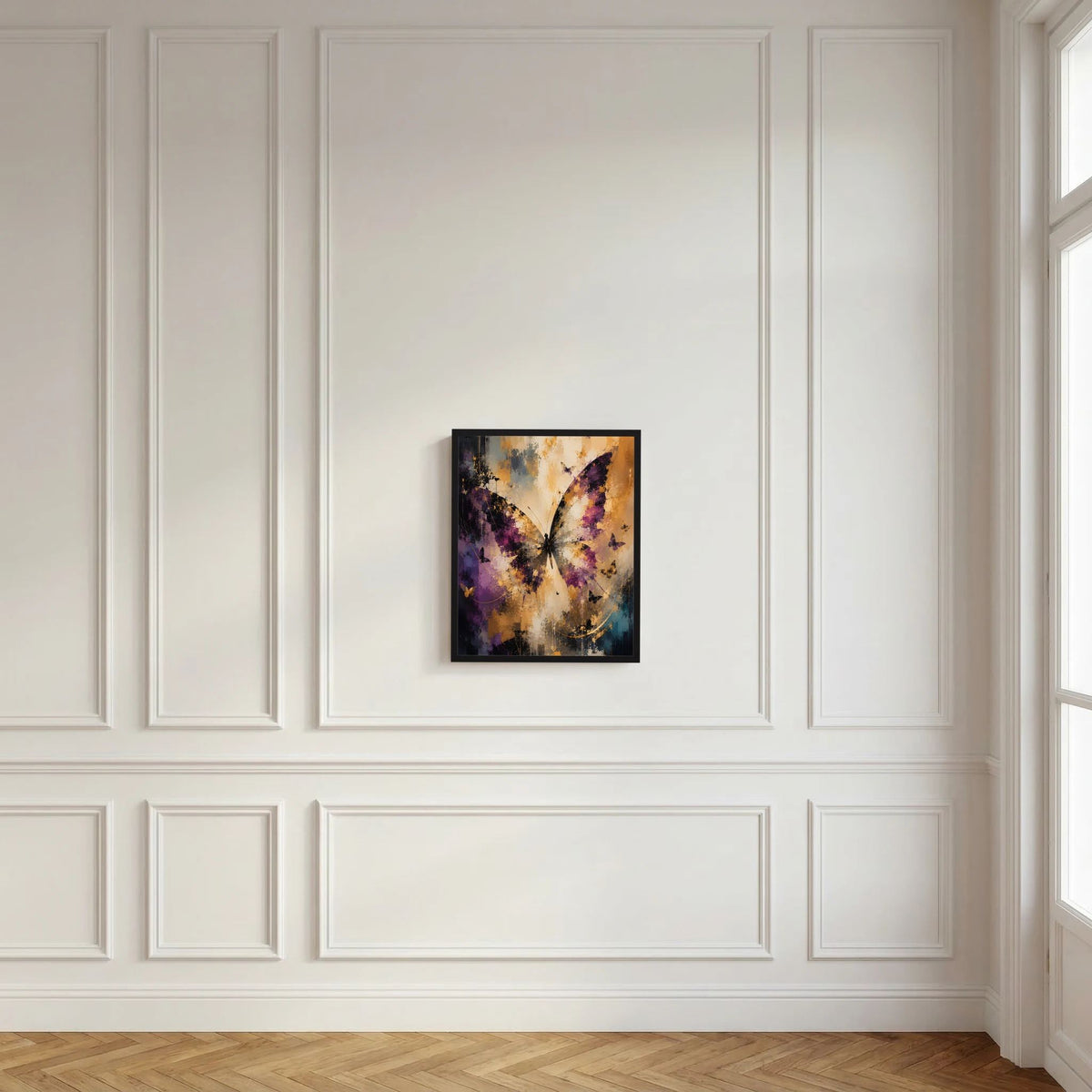 Dunkel gerahmtes Kunstposter mit violettem Schmetterlingsmotiv in Creme und Gold