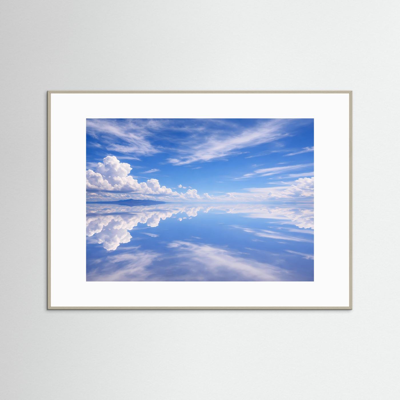 Querformat-Poster mit Himmel und Wolken im hellgrauen Rahmen