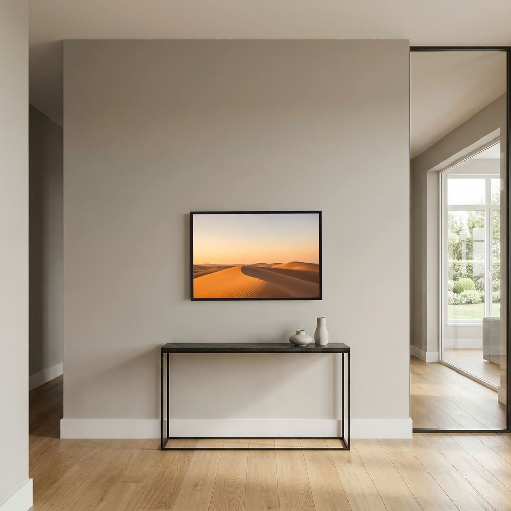 Querformat-Poster mit goldenen Sanddünen, schwarzer Rahmen, an der Wand in der Ecke