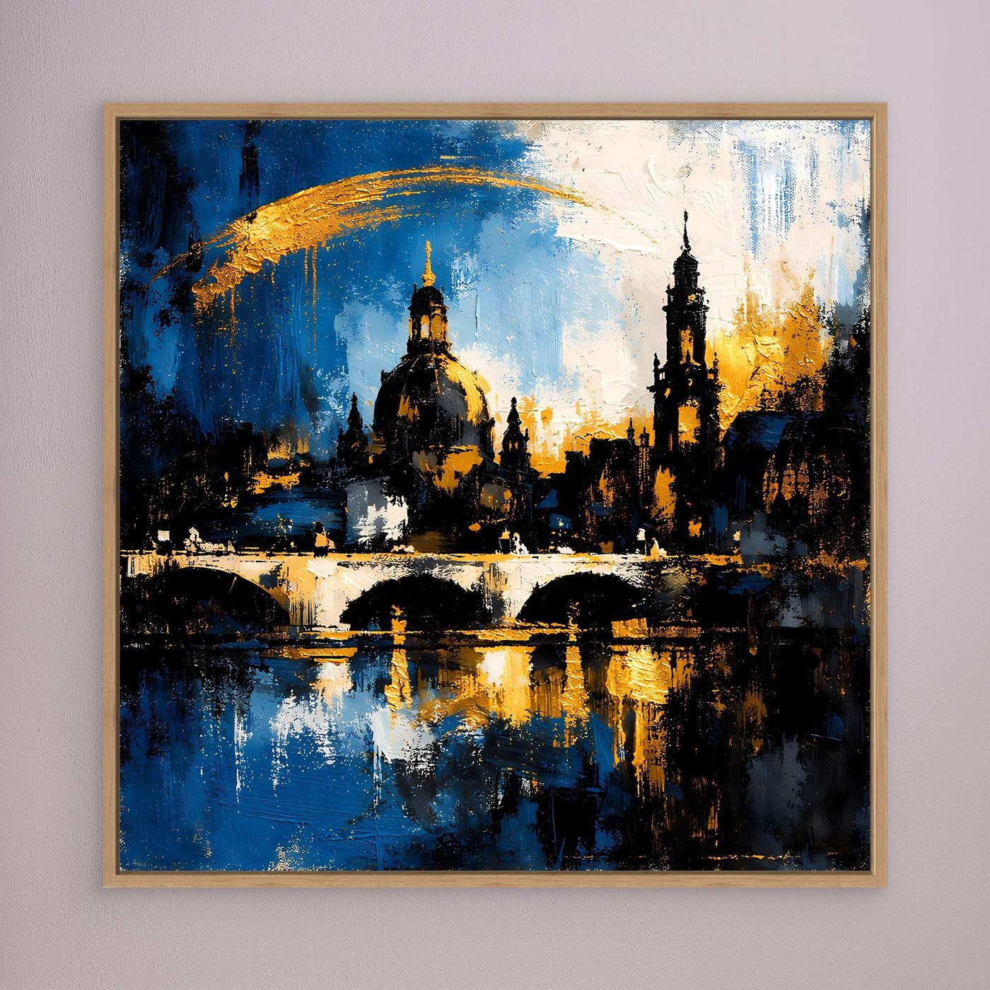 Leinwand-Wandbild mit Skyline in Blau, Gold und Schwarz, brauner Holzrahmen
