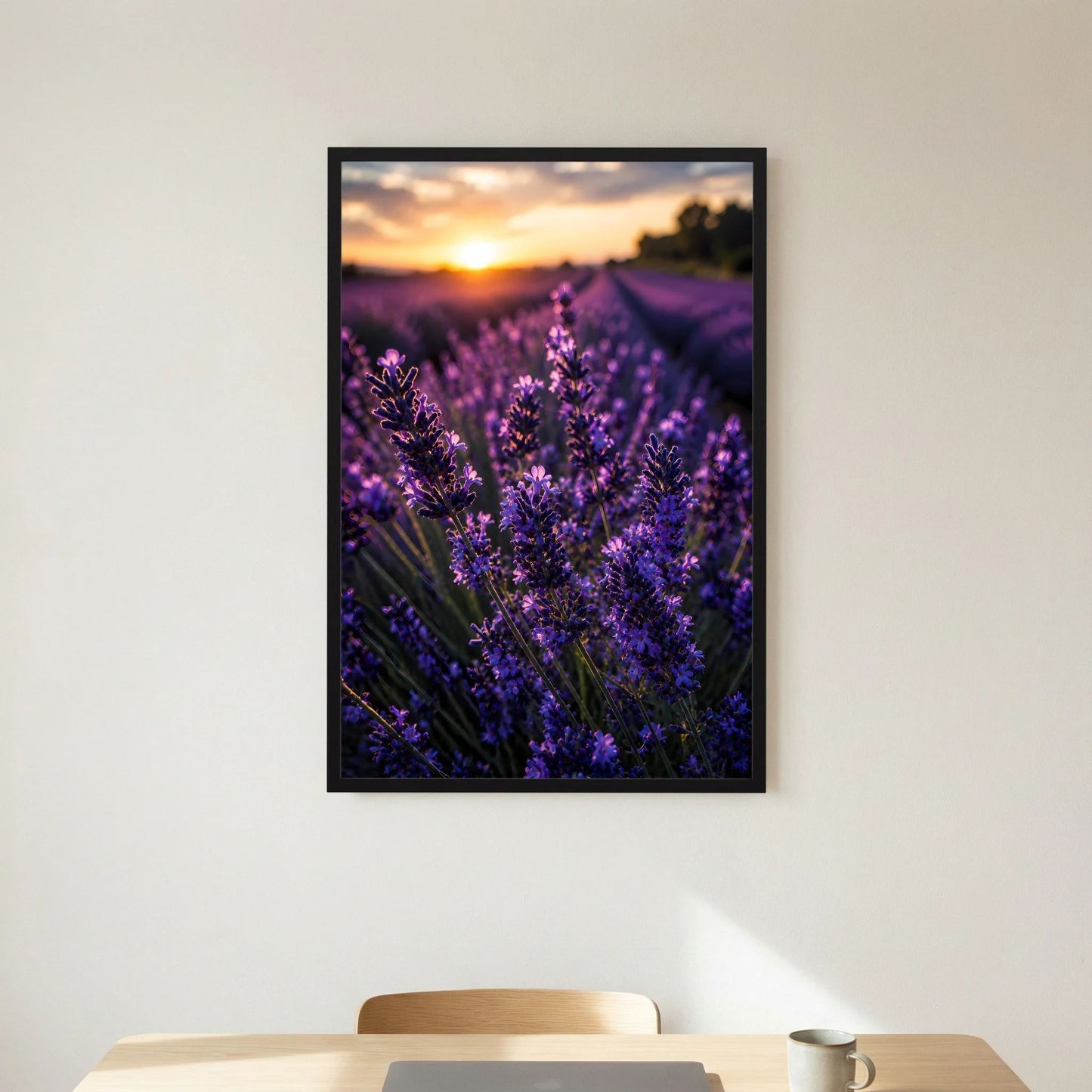 Lavendel-Poster mit violetten Blüten im Abendlicht, im schwarzen Rahmen