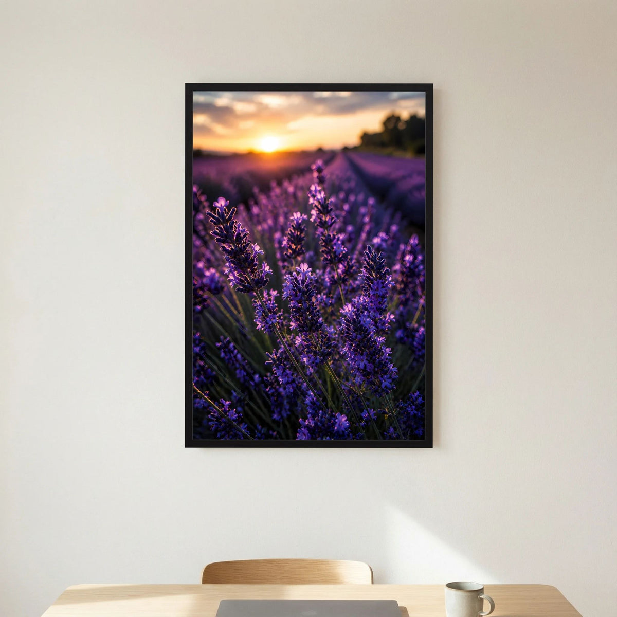 Lavendel-Poster mit violetten Blüten im Abendlicht, im schwarzen Rahmen