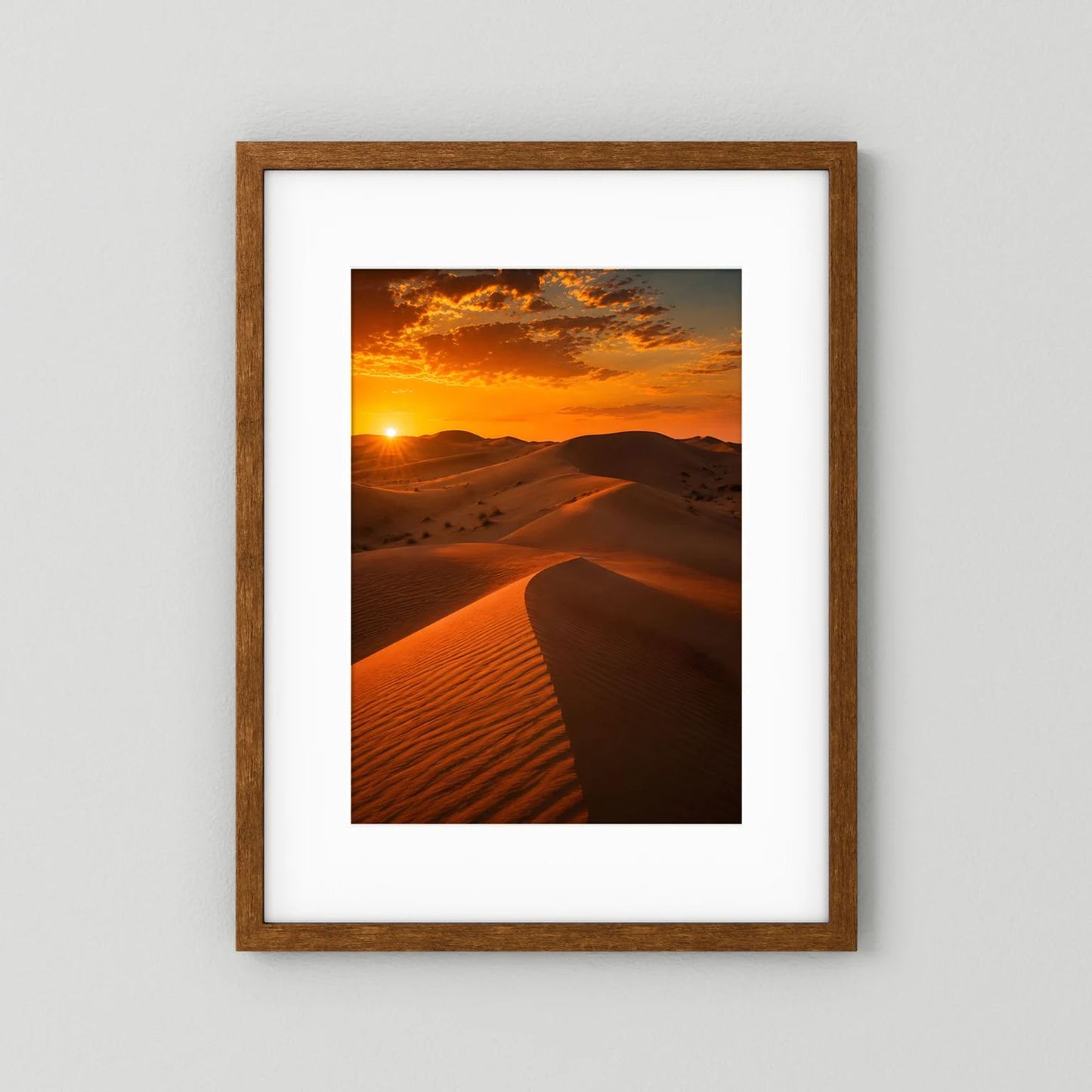 Poster mit Sanddünen bei Sonnenuntergang im braunen Holzrahmen.