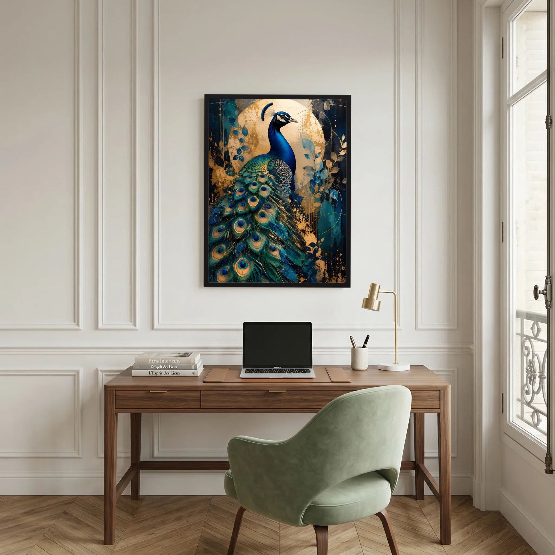 Gerahmtes Hochformat-Poster mit blauem Pfau und goldfarbenen Ornamenten, dekorative Tiergrafik.