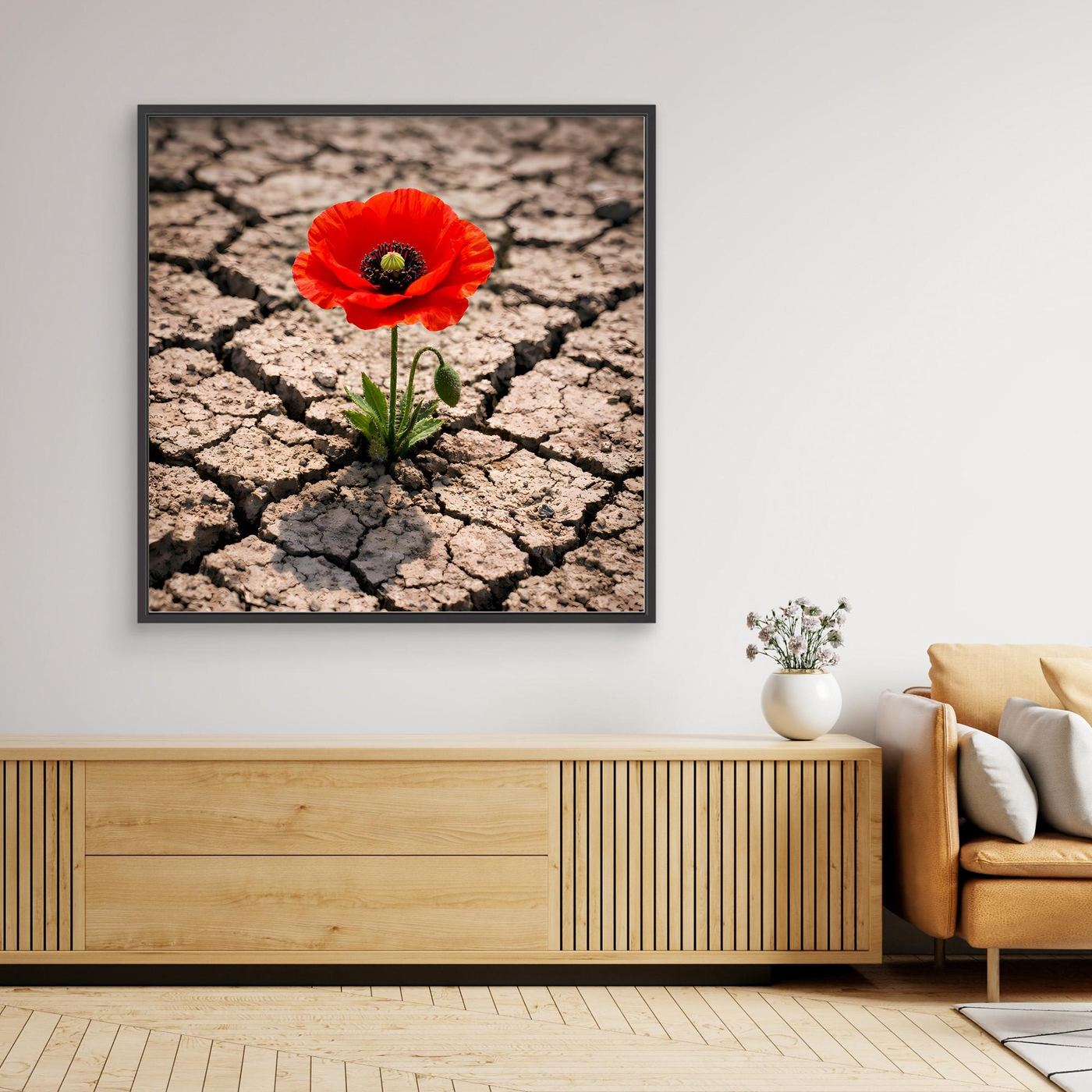 Leinwandbild mit roter Mohnblume auf rissigem Wüstenboden, schwarz gerahmt