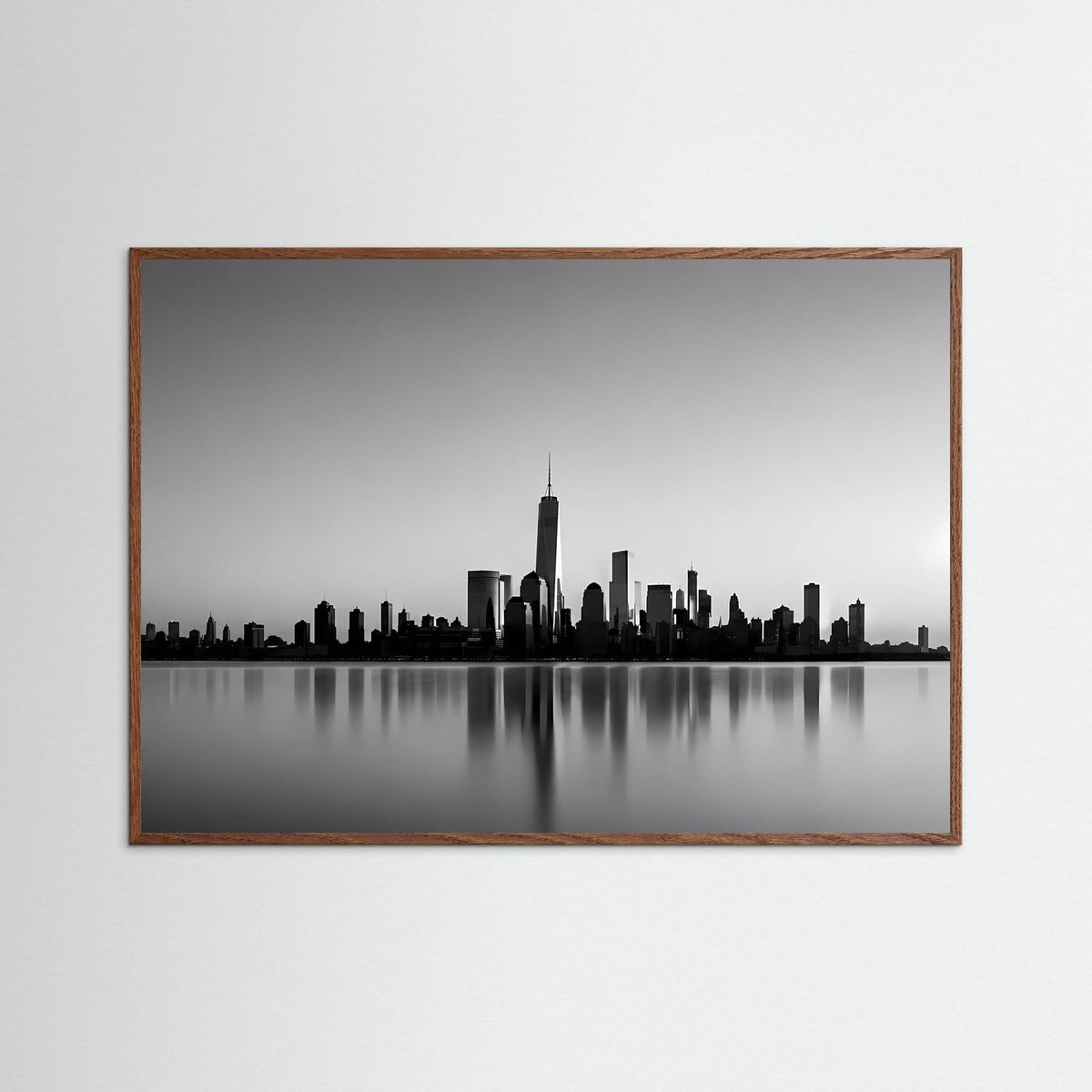 Poster mit Schwarz-Weiß-Skyline, Querformat, in dunklem Eichenrahmen