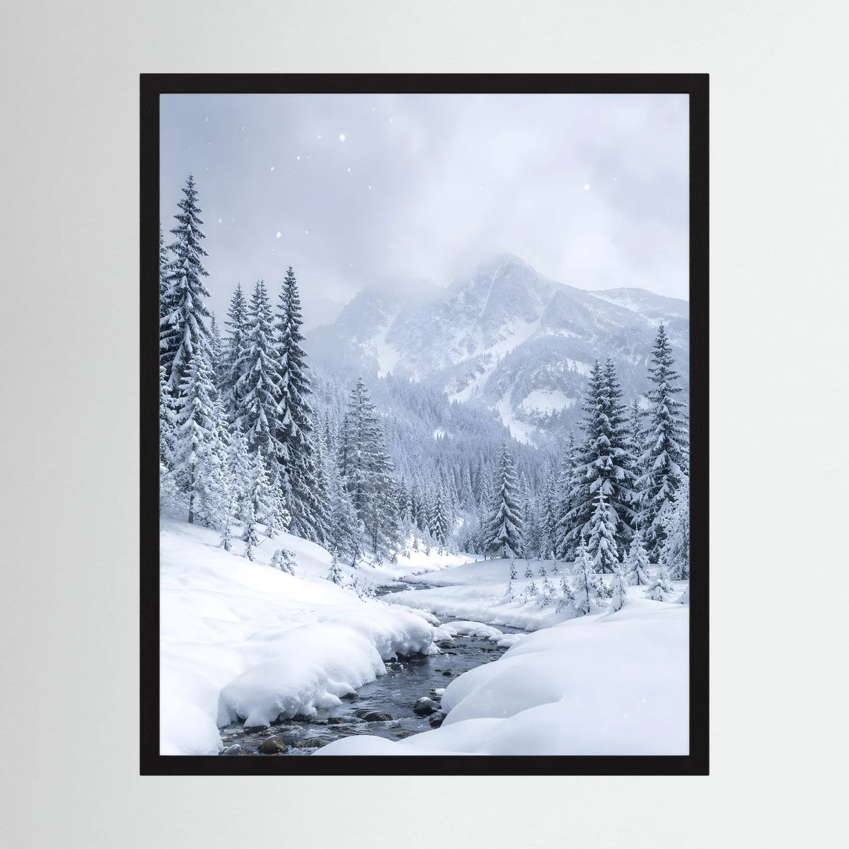 Gerahmtes Hochformat-Poster mit verschneiten Bergen und Tannenwald, schwarzer Rahmen