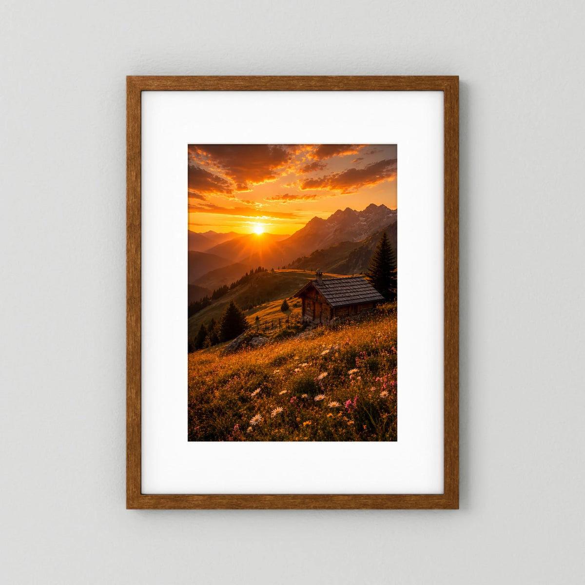 Poster mit braunem Holzrahmen und weißem Passepartout: Sonnenuntergang über Alpen, Berghütte