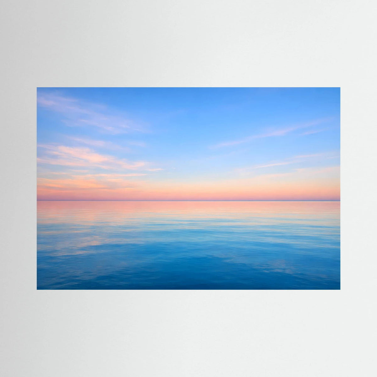 Querformat-Wandbild mit minimalistischem Meer und Sonnenuntergang, blau eingefasst