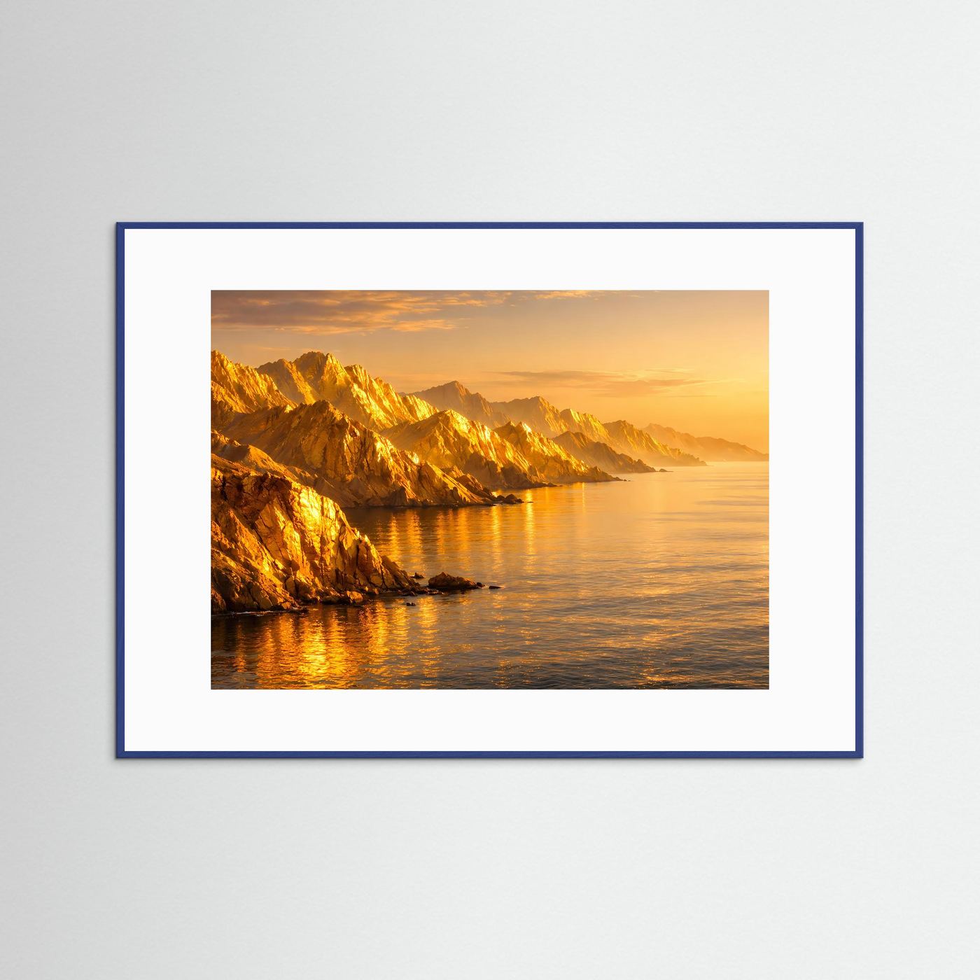 Poster mit Meerespanorama und goldenen Küstenfelsen im Sonnenuntergang, blauer Rahmen