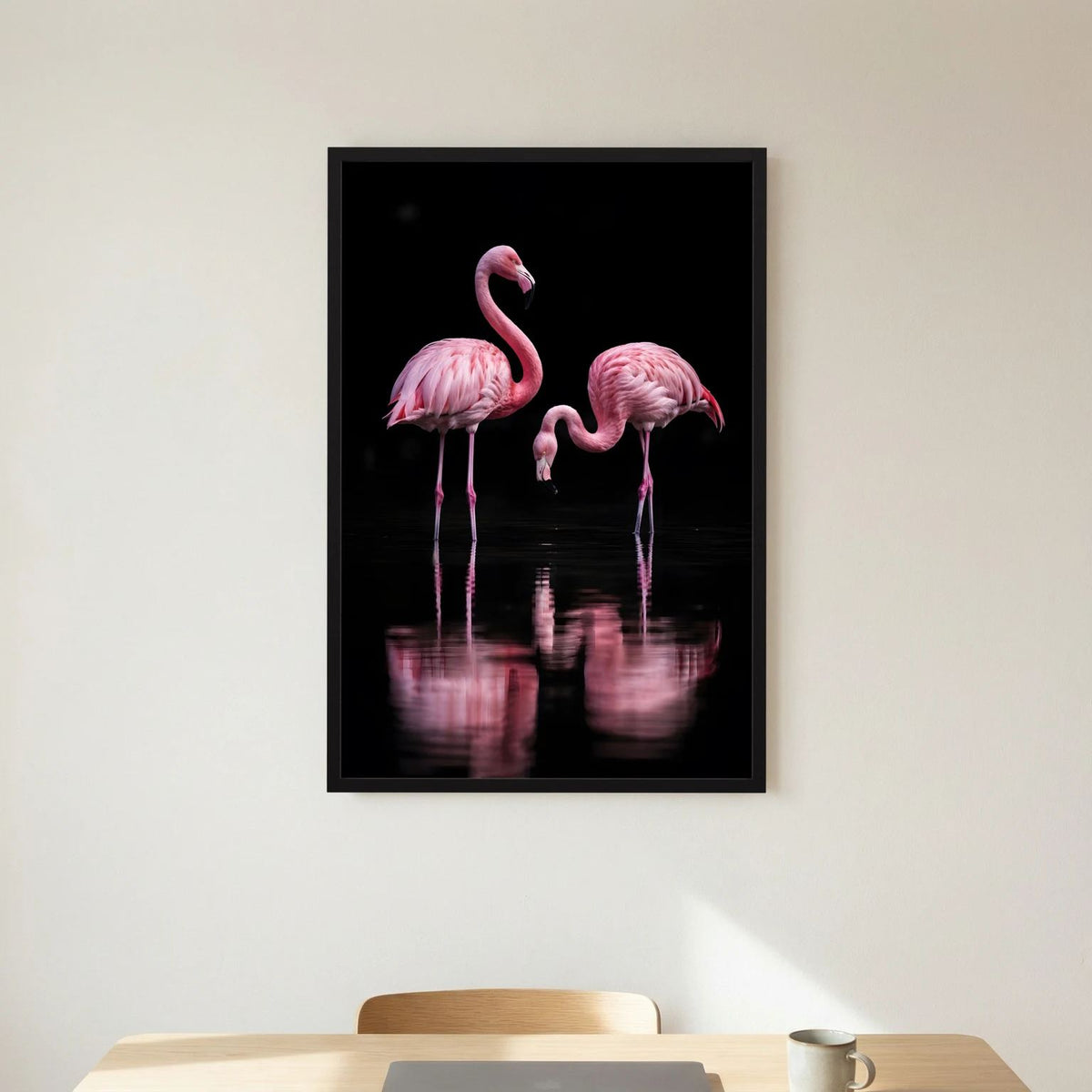 Hochformatiges Poster mit zwei rosa Flamingos; Spiegelung auf schwarzer Wasseroberfläche