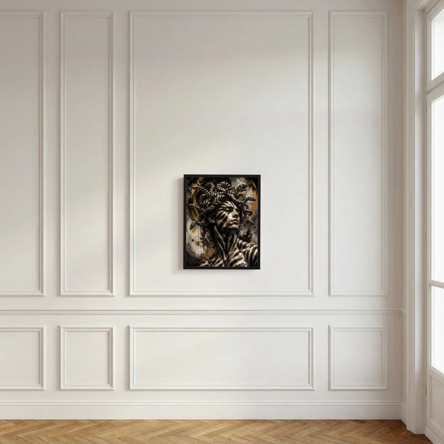 Gerahmtes Schwarz-Gold-Gorgonenkrieger-Poster an dekorierter Wand